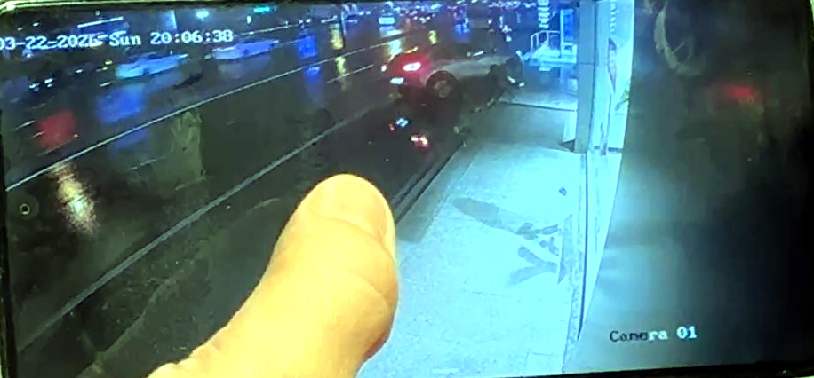 Avcılar'da Otomobil Kaldırımdaki Çocuğa Çarptı