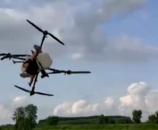 Tarım Dronuna Tutunan Çiftçinin Düşüş Anları Kamerada Yakalandı