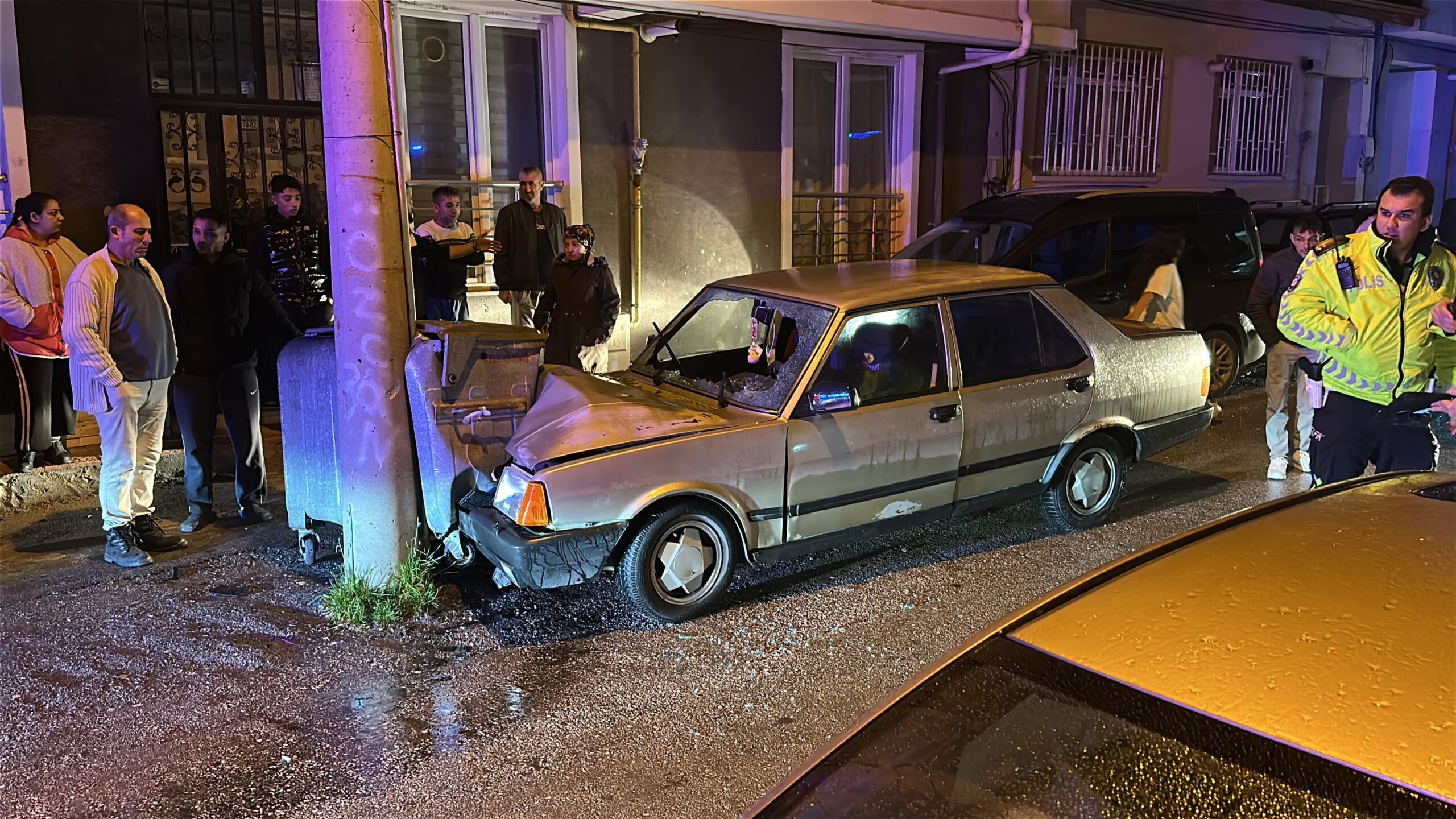 Alkollü Sürücünün Aracı Elektrik Direğine Çarptı: 1 Ağır Yaralı
