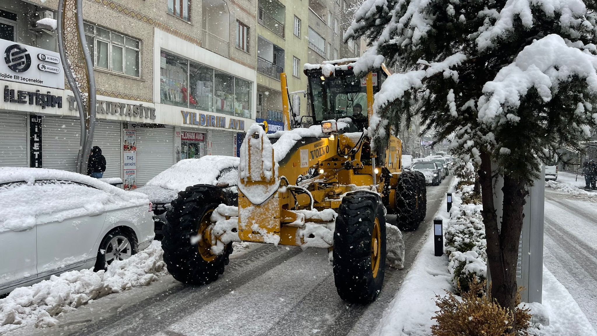 Hakkari'de Kar Yağışı Nedeniyle 82 Yerleşim Yeri Ulaşıma Kapandı
