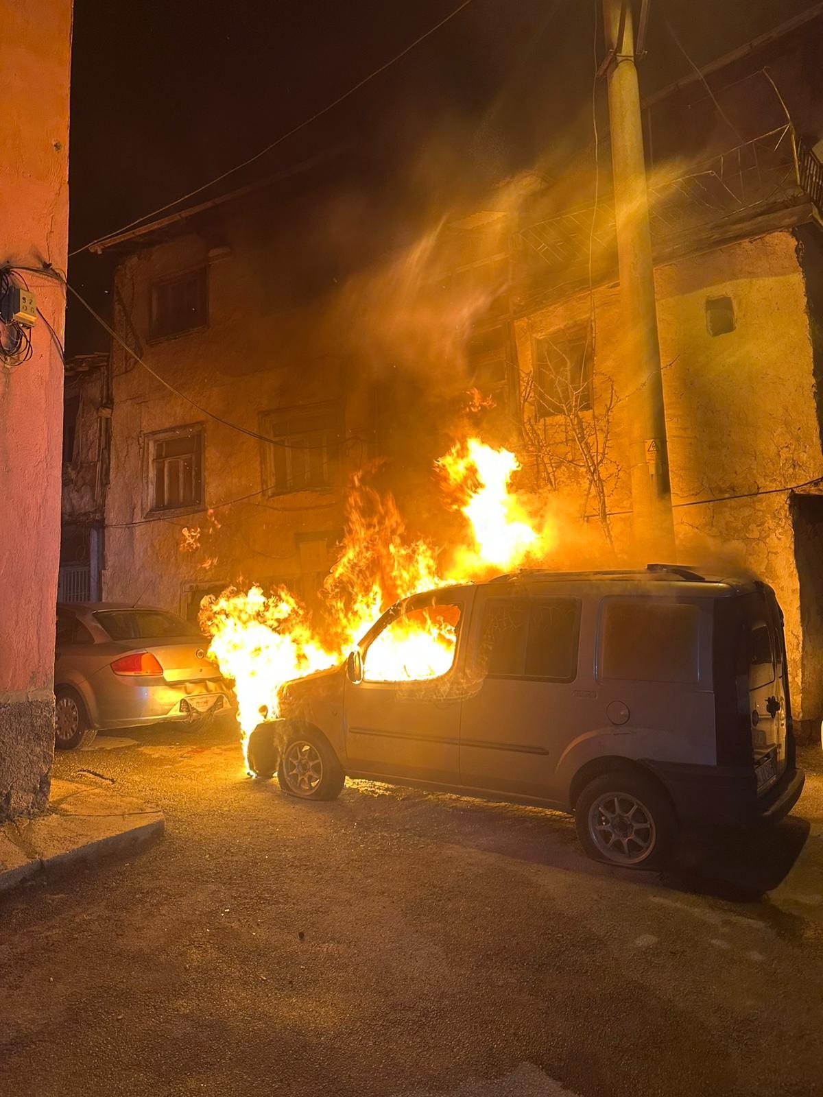 Kütahya'da Hafif Ticari Araç Kundaklandı: Şüpheli Tutuklandı