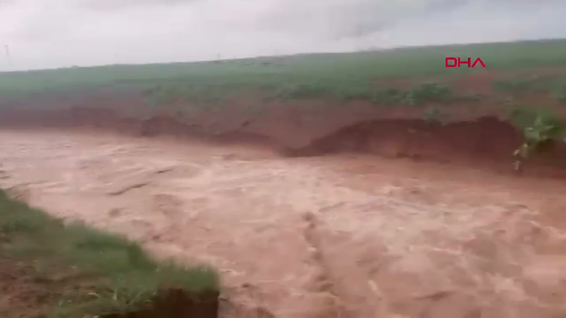 Mardin’de Sağanak Yağış nedeniyle Yıkılan Köprü, Dünyanın En Uzun Adamını Yolda Bıraktı