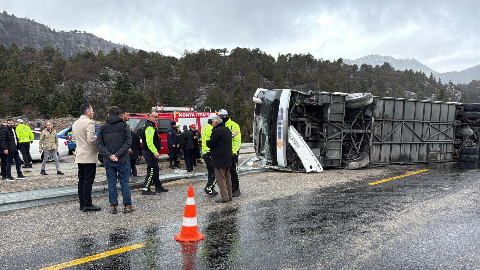 Konya-Antalya Kara Yolunda Yolcu Otobüsü Devrildi: 15 Yaralı