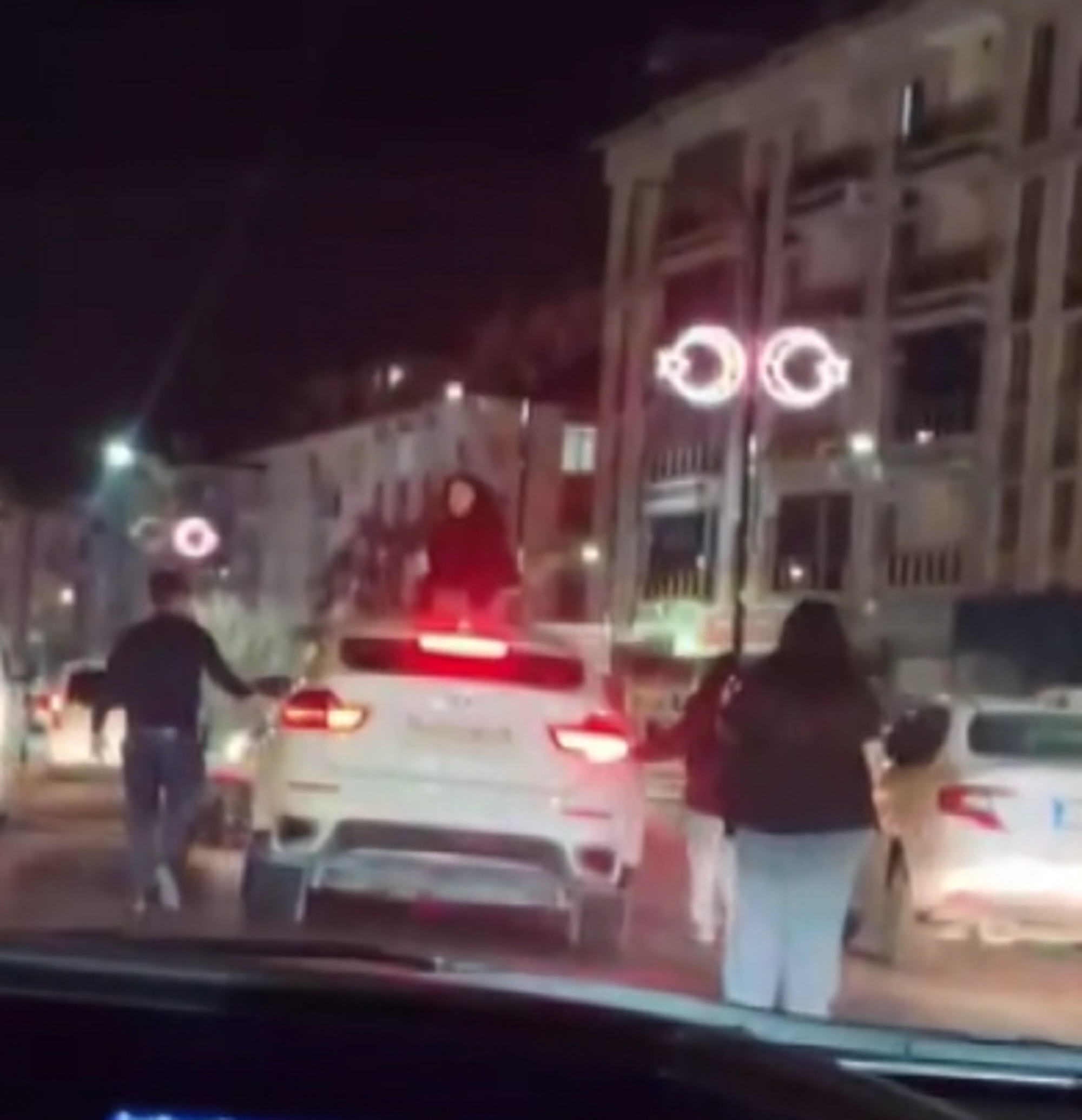 Sivas'ta Trafik Kavgasında Otomobile Zarar Veren Kadın Kameralara Yansıdı