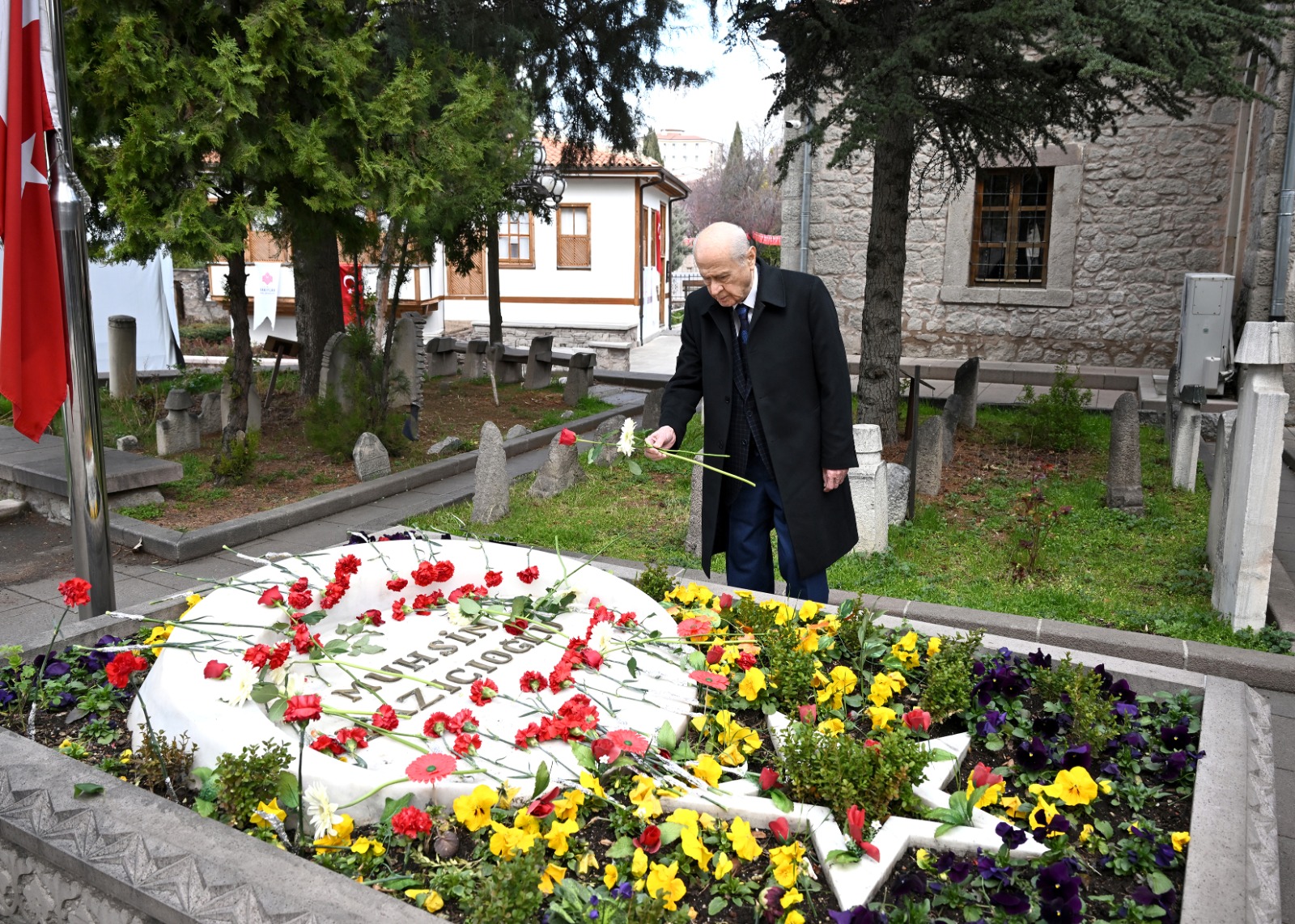 Devlet Bahçeli, Muhsin Yazıcıoğlu'nun Kabri başında dualar etti