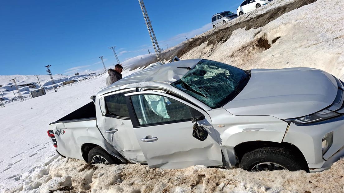 Van'da Kamyonet Şarampole Uçtu: 3 Yaralı