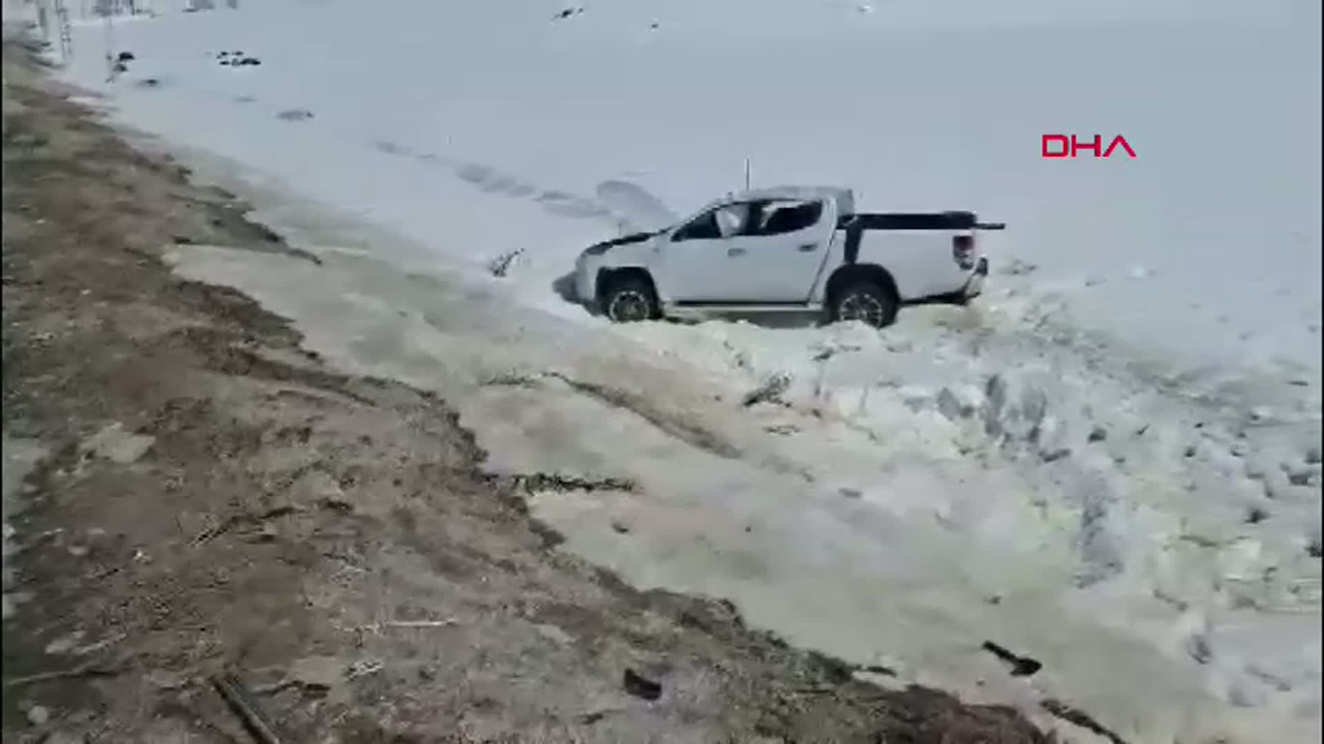 Van'da Kamyonet Şarampole Uçtu: 3 Kişi Yaralı