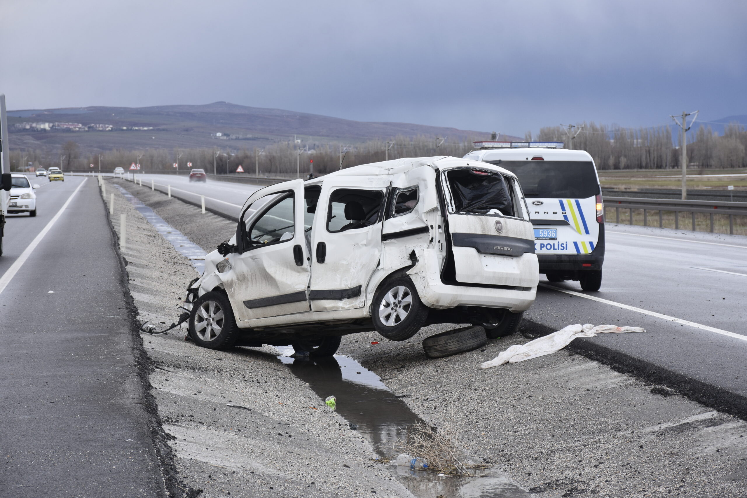 Sivas'ta TIR'a çarpan hafif ticari aracın sürücüsü ağır yaralandı