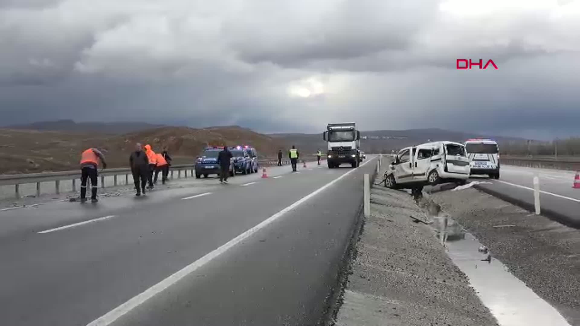 Sivas'ta Trafik Kazası: TIR'a Çarpan Hafif Ticari Araç Sürücüsü Ağır Yaralandı