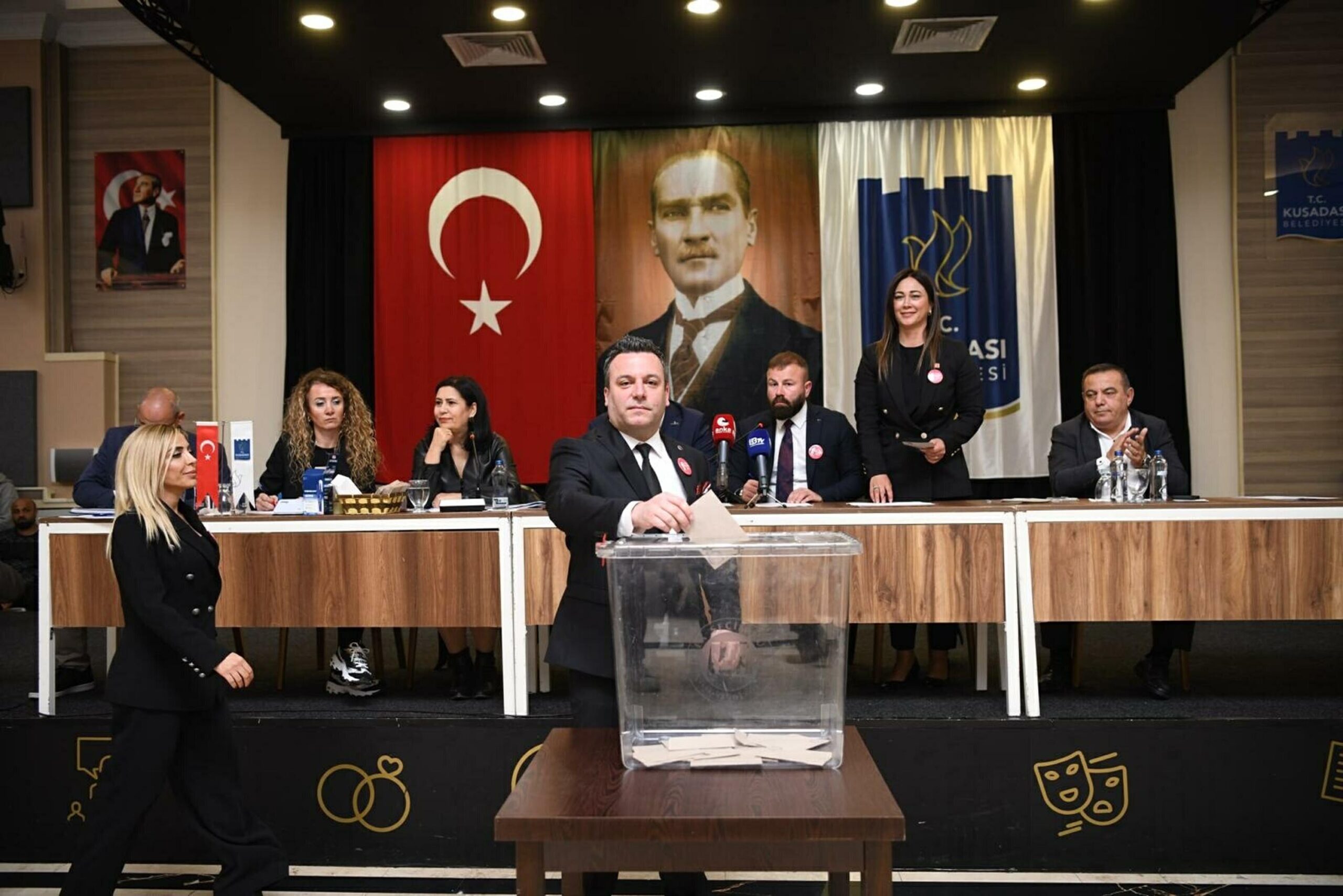 Kuşadası Belediyesi'nde Başkan Vekili Tahsin Demirtaş Göreve Geldi