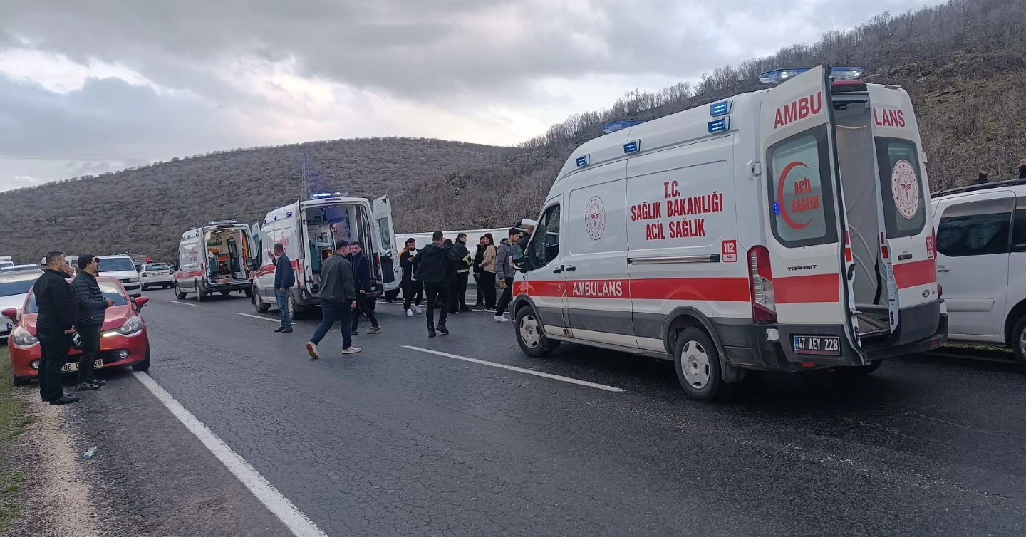 Mardin'de Midibüs Devrildi: 13 Yaralı