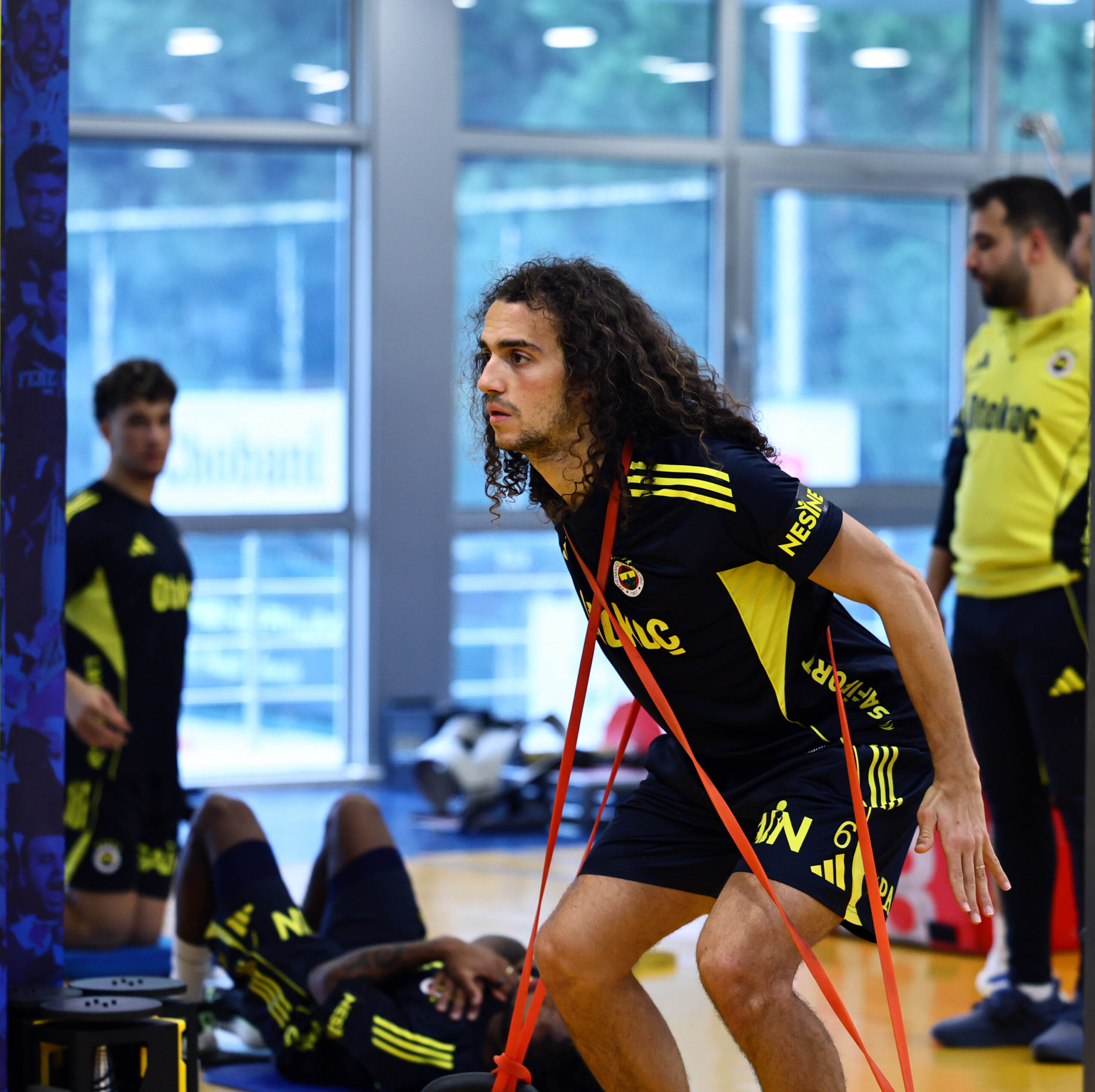 Fenerbahçe, Beşiktaş Maçına Hazırlanıyor: Günü Çift Antrenmanla Geçirdi