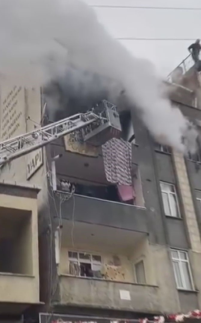 Küçükçekmece'de 5 Katlı Binada Yangın: 5 Kişi Dumandan Etkilendi
