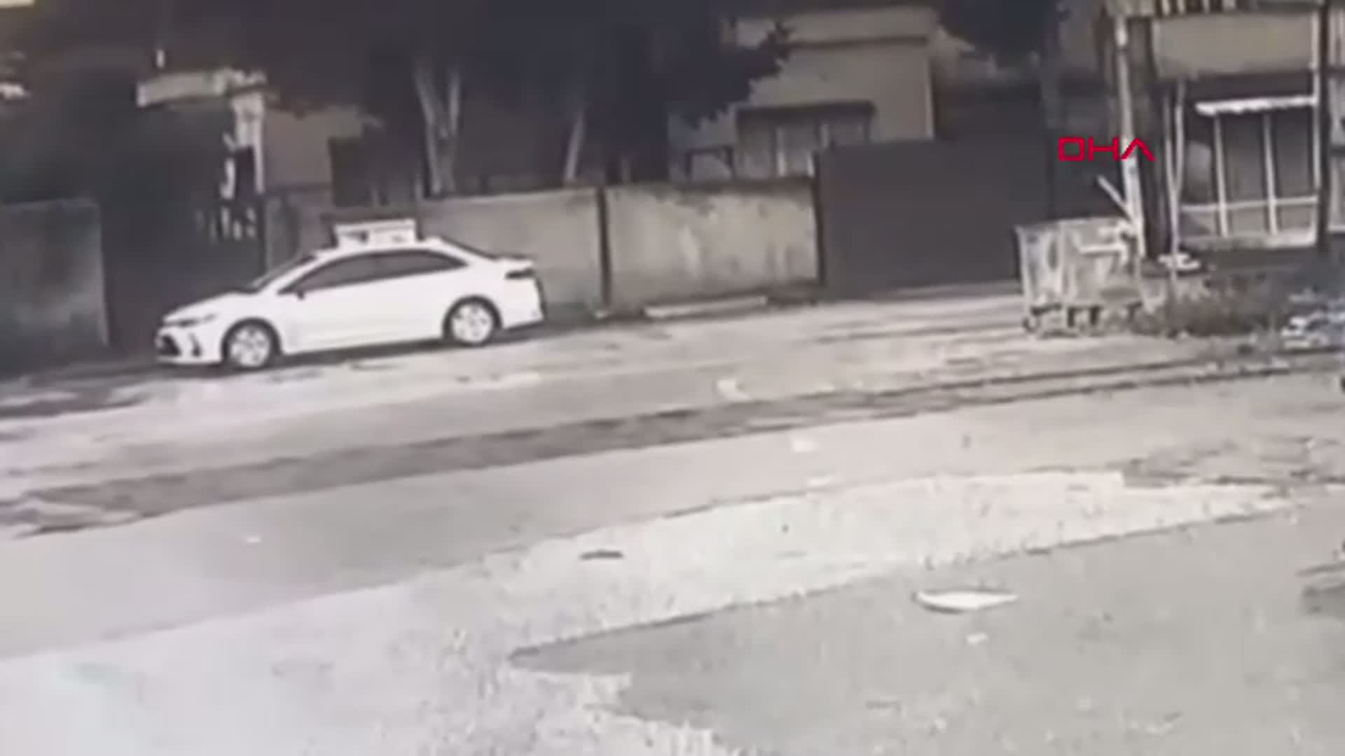 Gaziantep'te Lokomotifin Okul Servisine Çarpma Anı Güvenlik Kamerasında