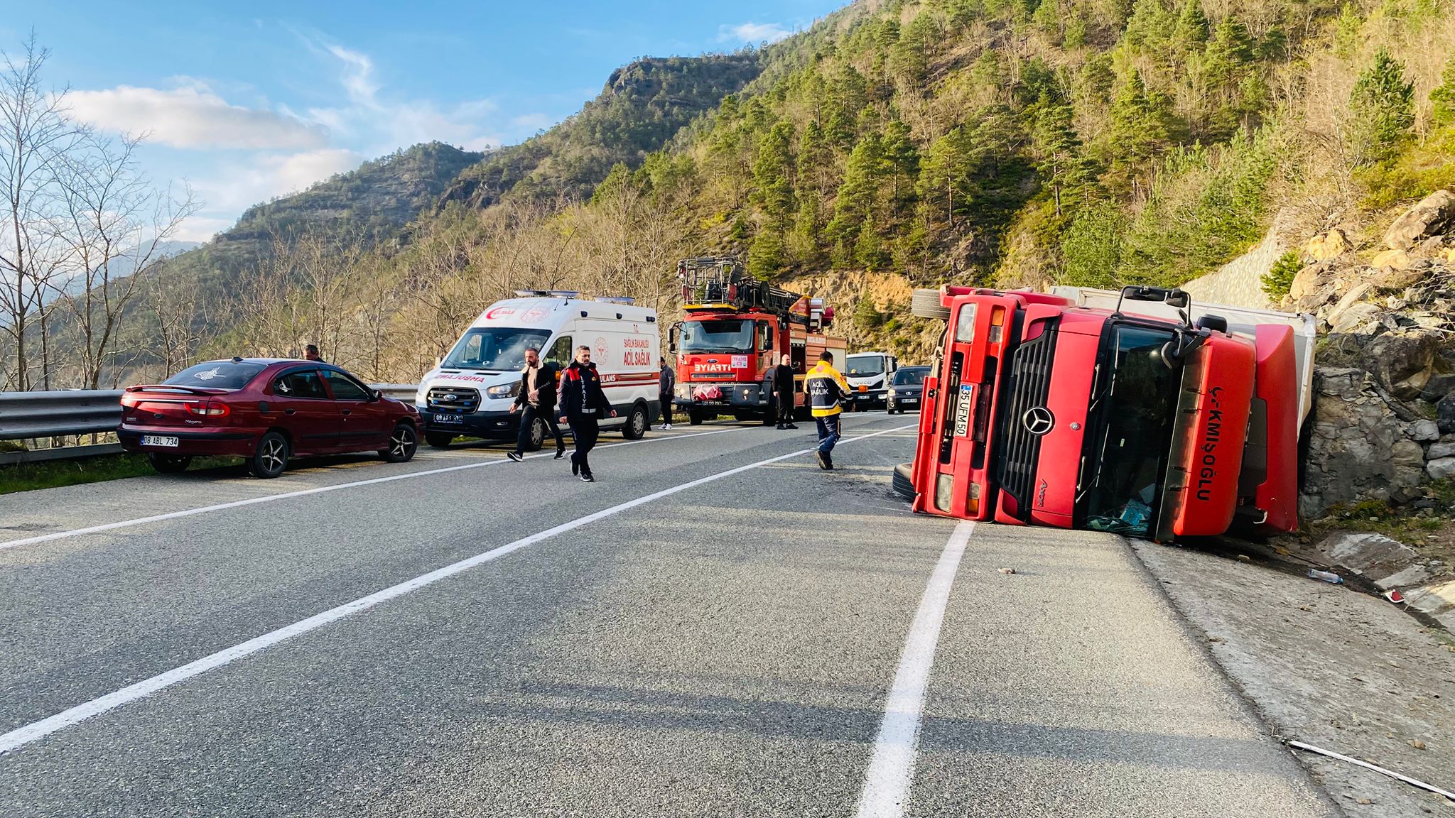 Artvin'de Devriye TIR Kazası: Şoför Ağır Yaralı