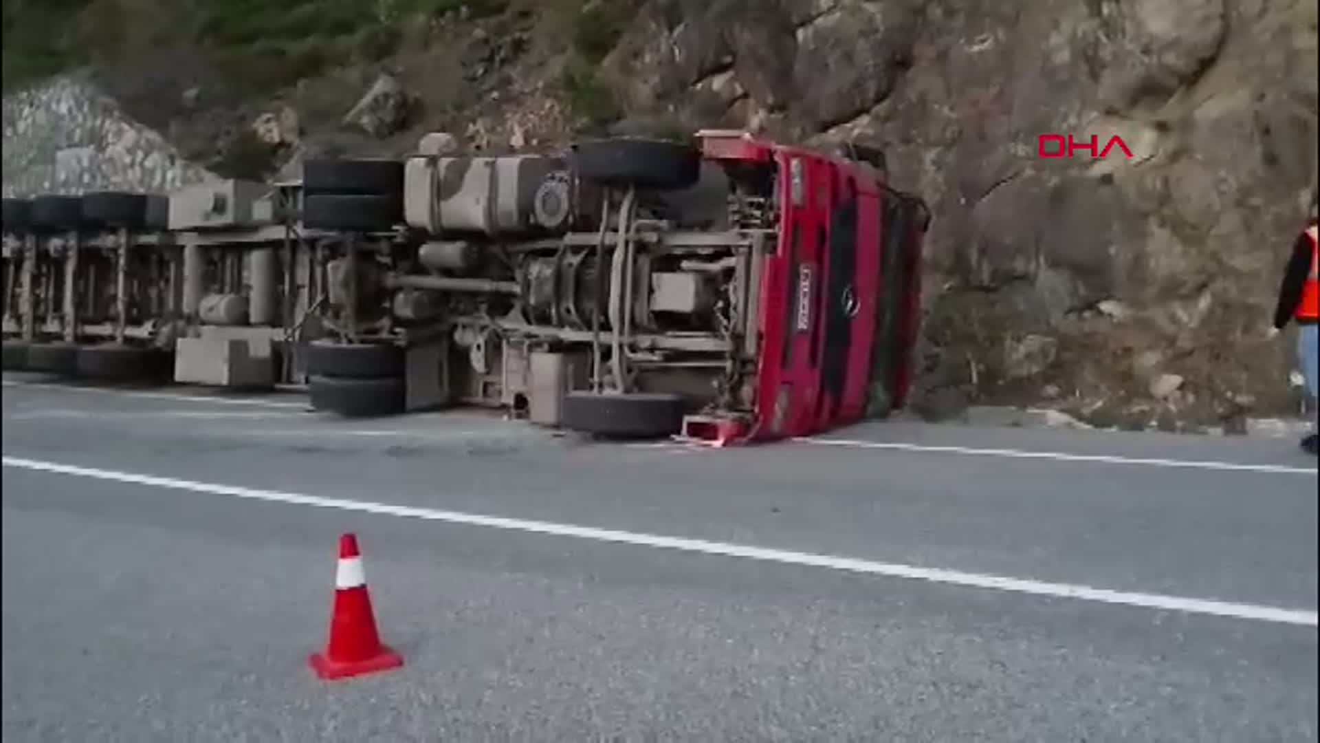 Artvin'de Kontrolden Çıkan TIR Devrildi: Şoför Ağır Yaralı