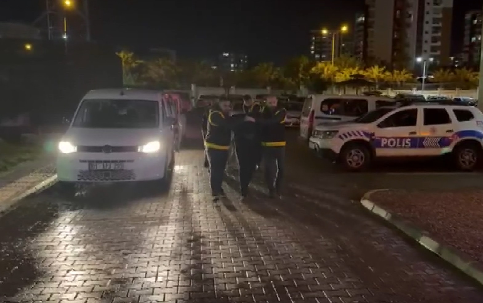 TIR'dan İnen Saldırganlar Otomobile Bıçakla Saldırdı