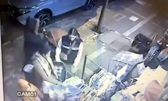 İstanbul Avcılar'da Kıyafet Hırsızlığı Güvenlik Kamerasında Kaydedildi