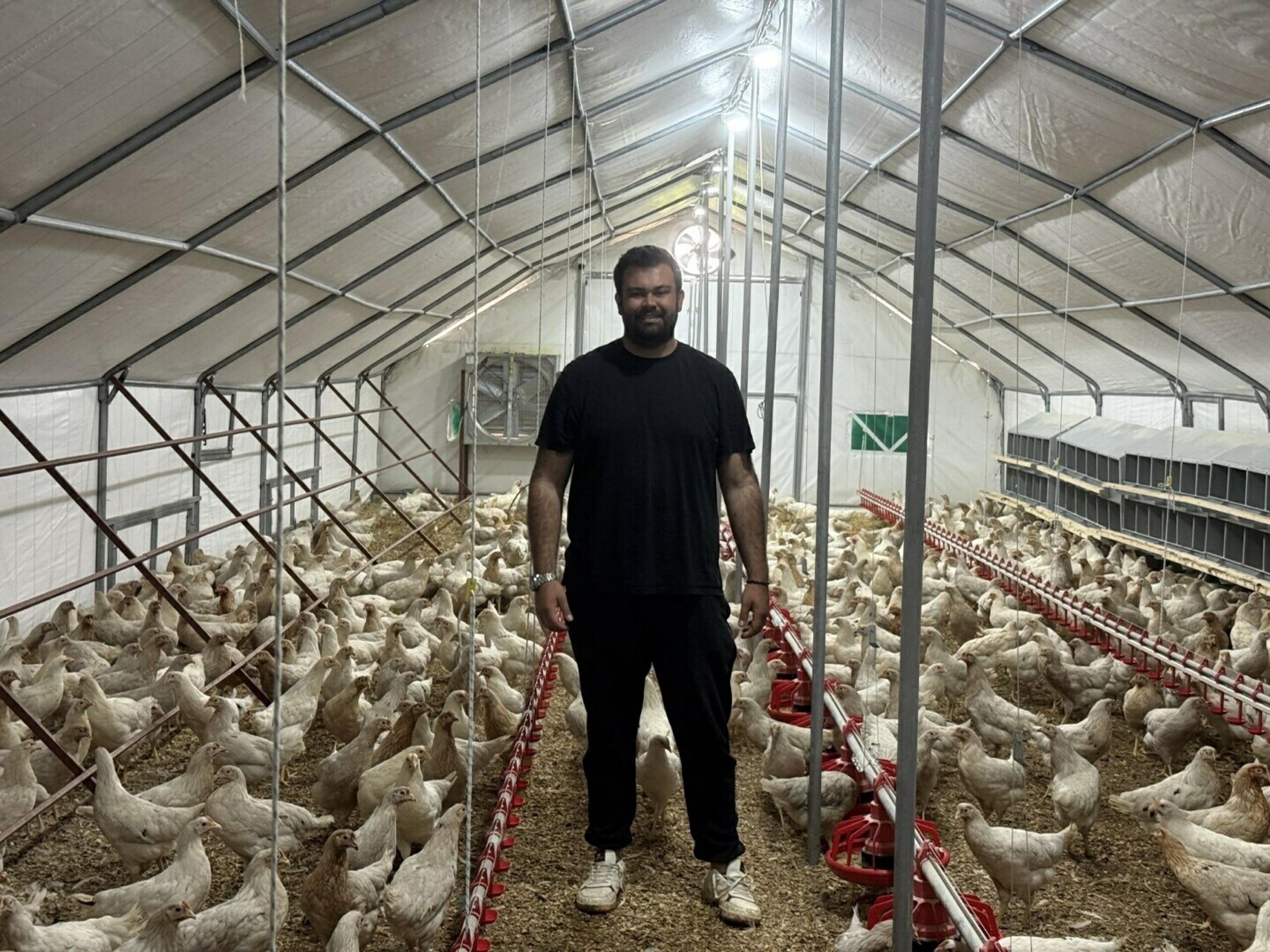 Hayalini Gerçeğe Dönüştürdü: Otomobilini Satıp Tavuk Çiftliği Kurdu