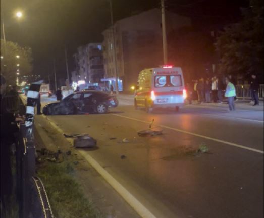 Kediye Çarpmamak İçin Manevra Yapan Sürücü Korkuluklara Çarptı; İki Yaralı
