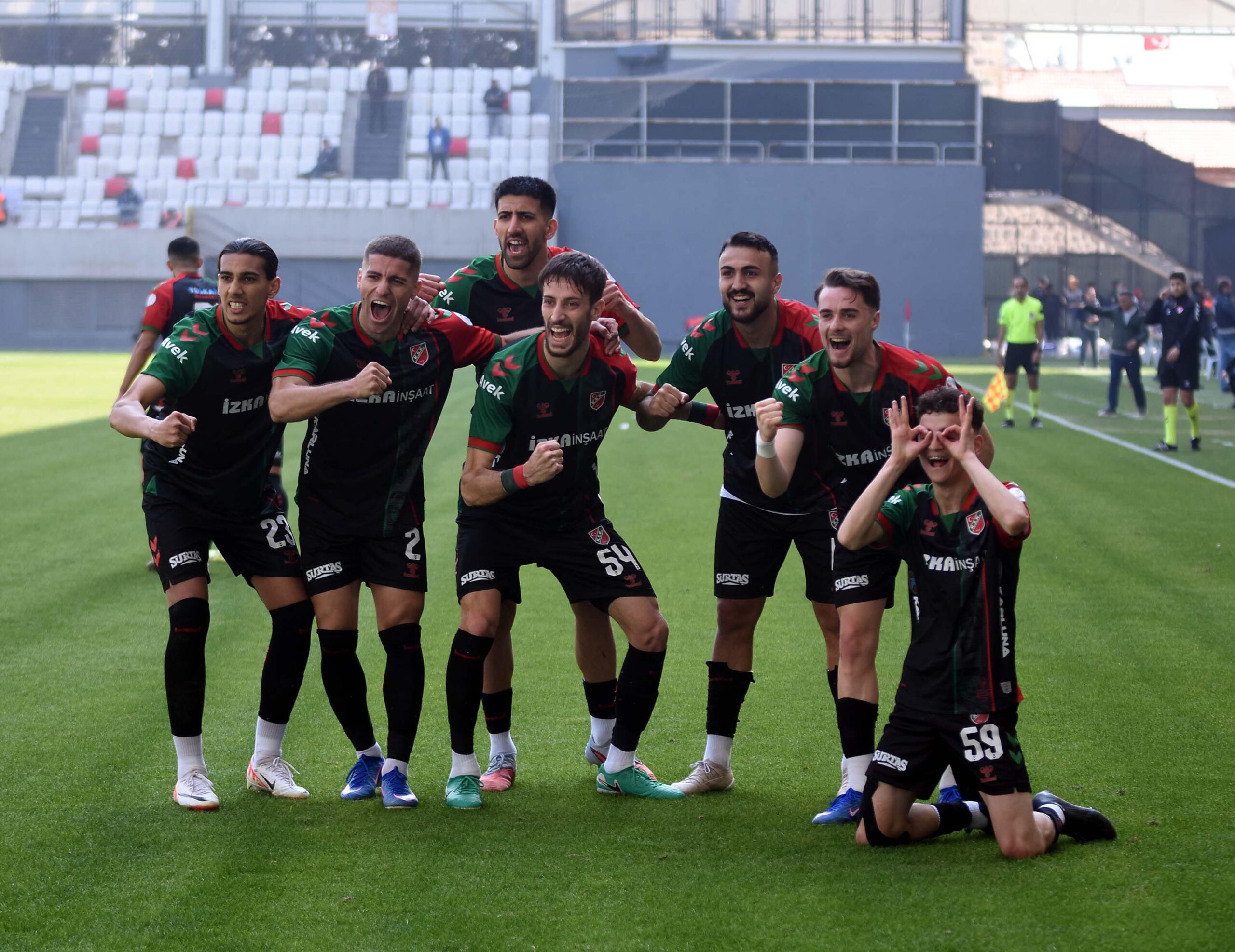 Karşıyaka, Denizli İdmanyurdu'na Konuk Oluyor: Play-Off İddiası Sürüyor