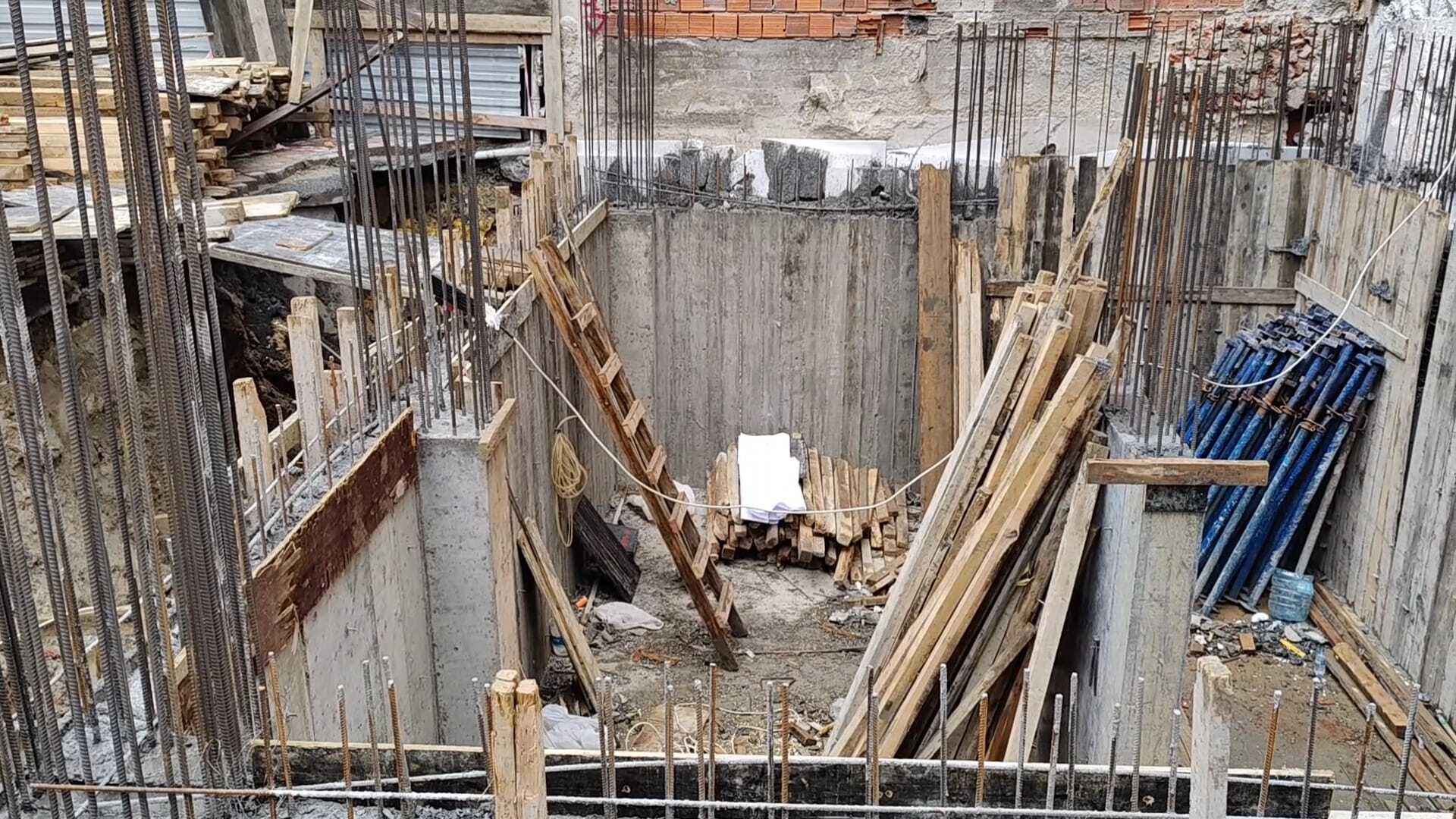 Zeytinburnu'nda İnşaatta Merdivenden Düşen İşçi Hastaneye Kaldırıldı
