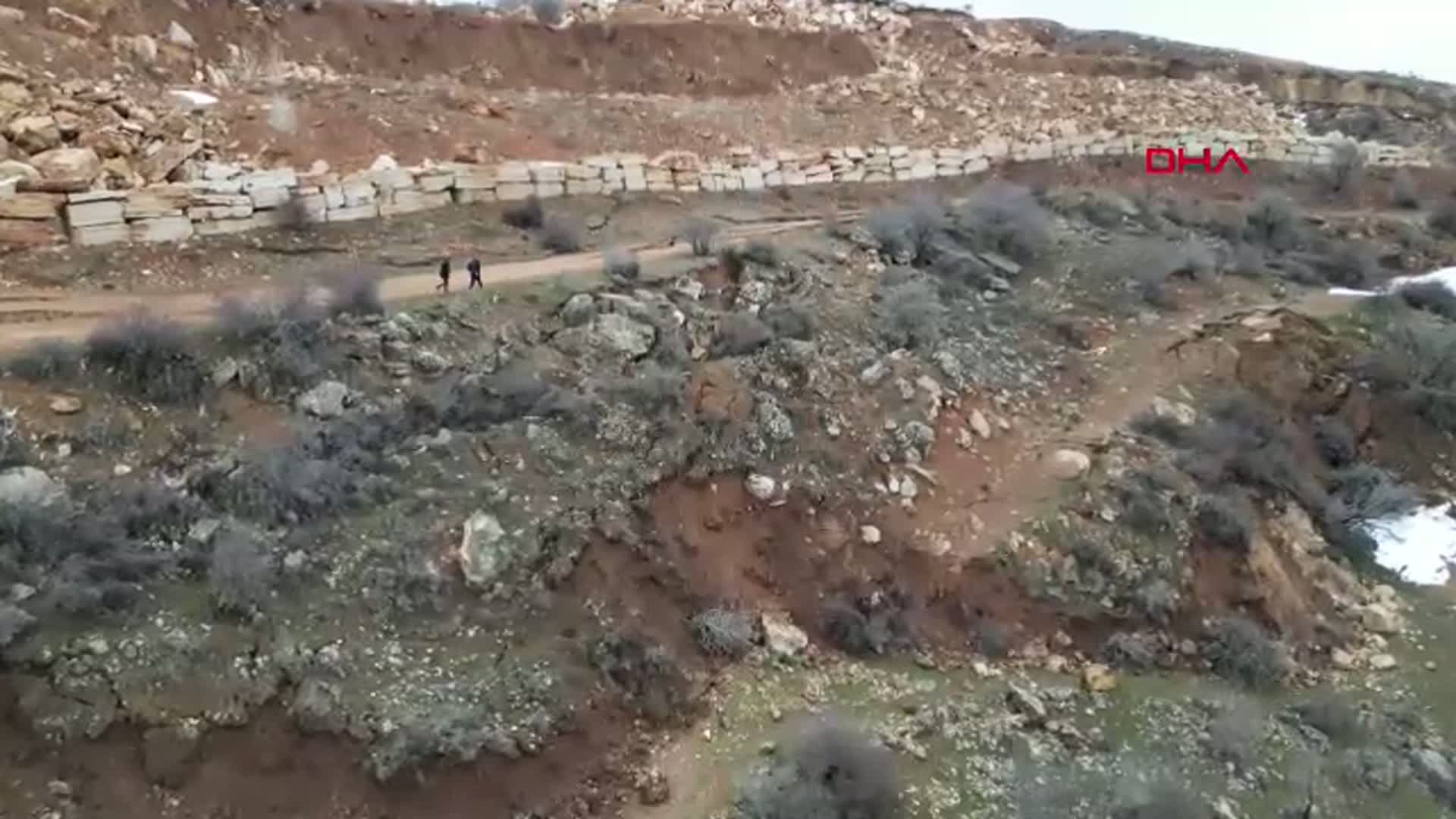 Sivas'ta Heyelan Sonrası Yolda Derin Çatlaklar Oluştu
