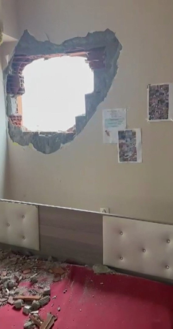 Küçükçekmece'de Yıkım Esnasında Apartman Duvarı Çöktü