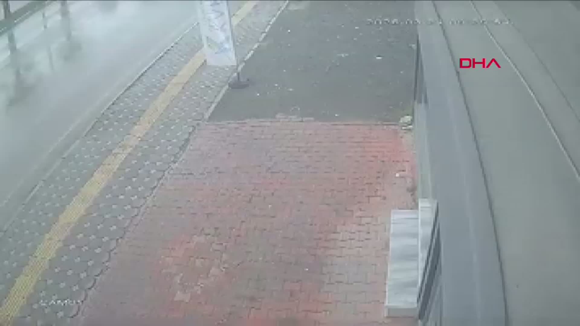 Osmaniye'de Otomobilin İş Yerine Çarpma Anı Güvenlik Kamerasında