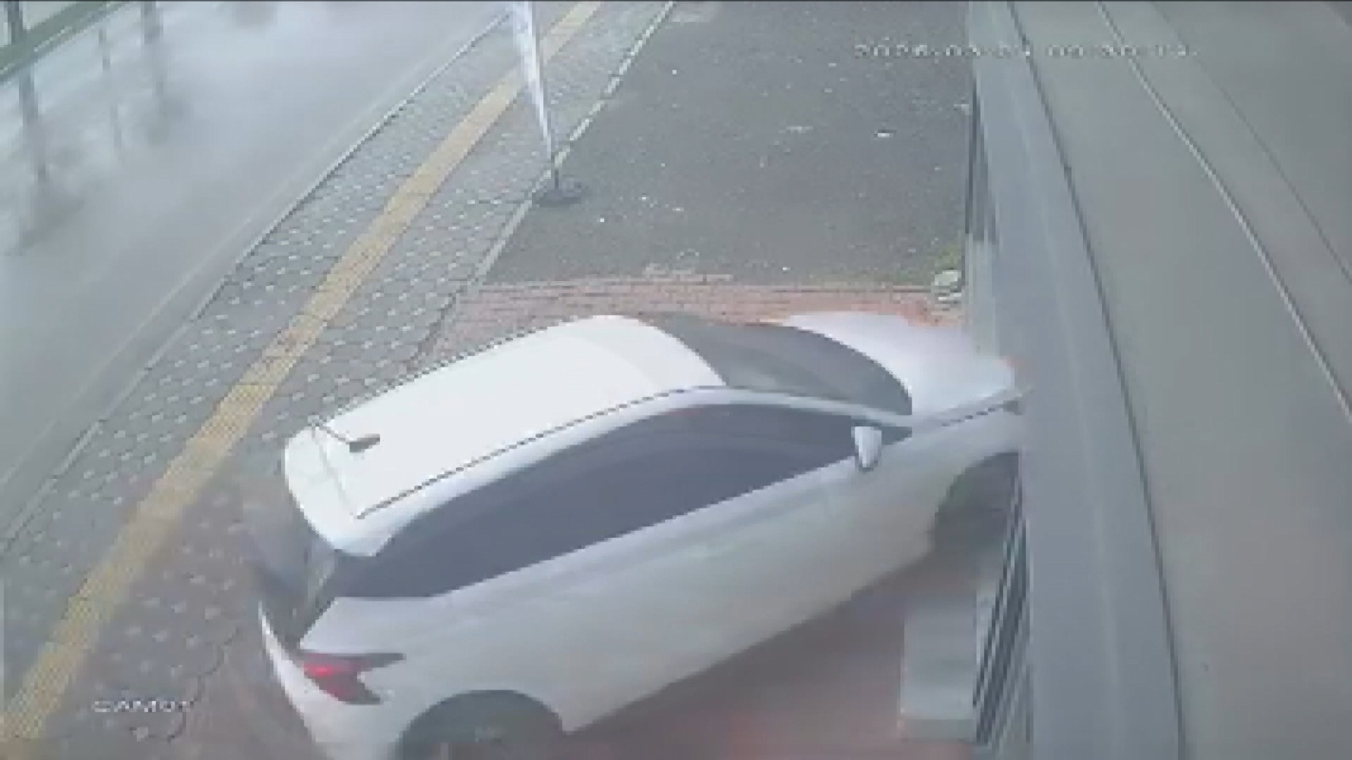Osmaniye'de Otomobilin İş Yerine Çarpma Anı Güvenlik Kamerasına Yansıdı