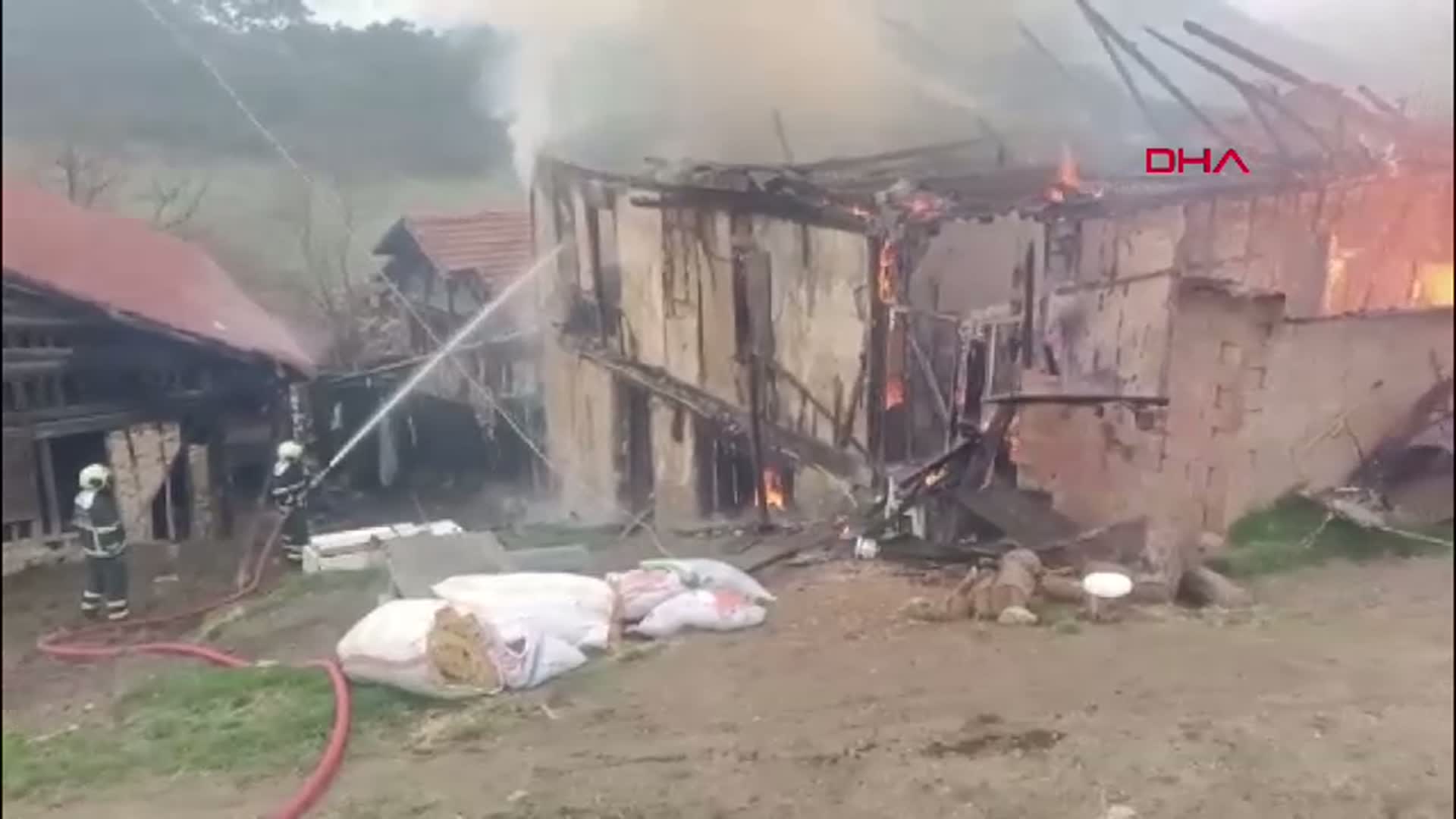 Karabük’te Yangın: 2 Katlı Ahşap Ev Küller İçinde Kaldı