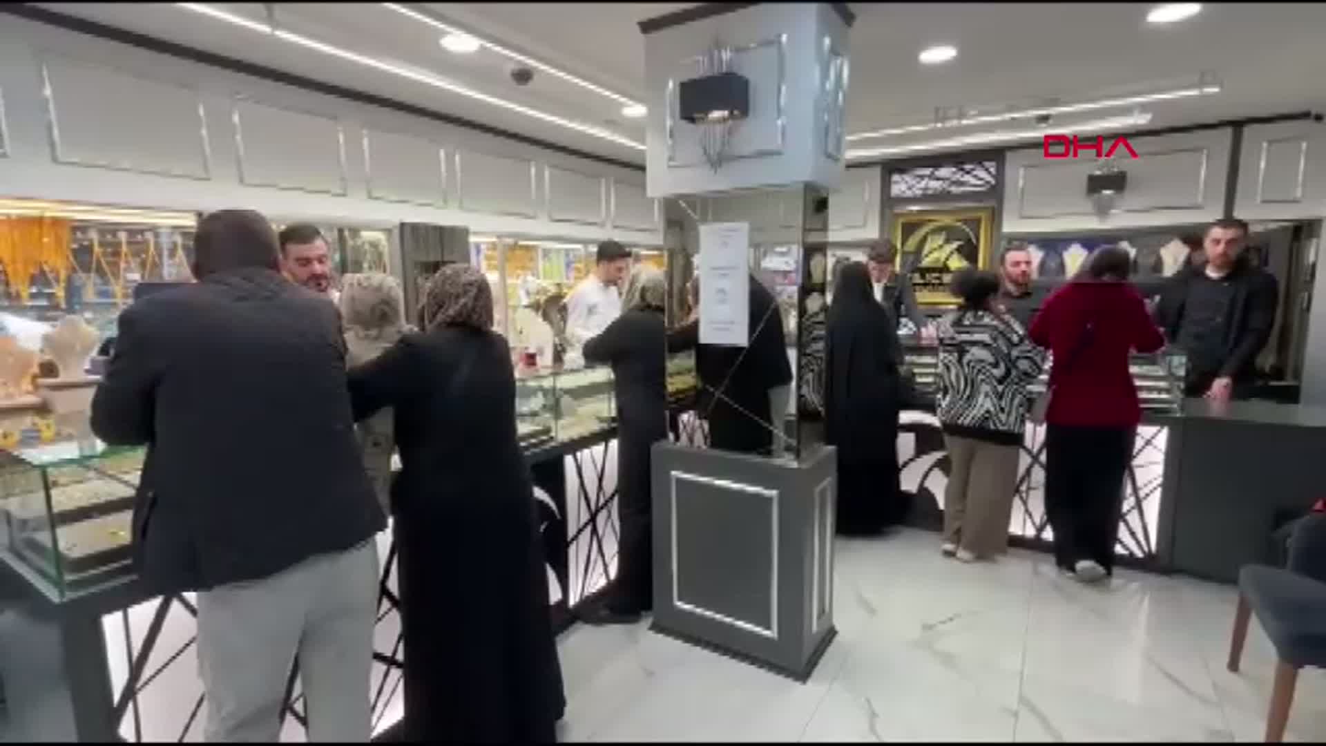 Bursa Kuyumcusu, Altın Satışı Yapamadığı İçin Dükkanına 'Vallahi Billahi Tillahi Yok' Yazısı Astı