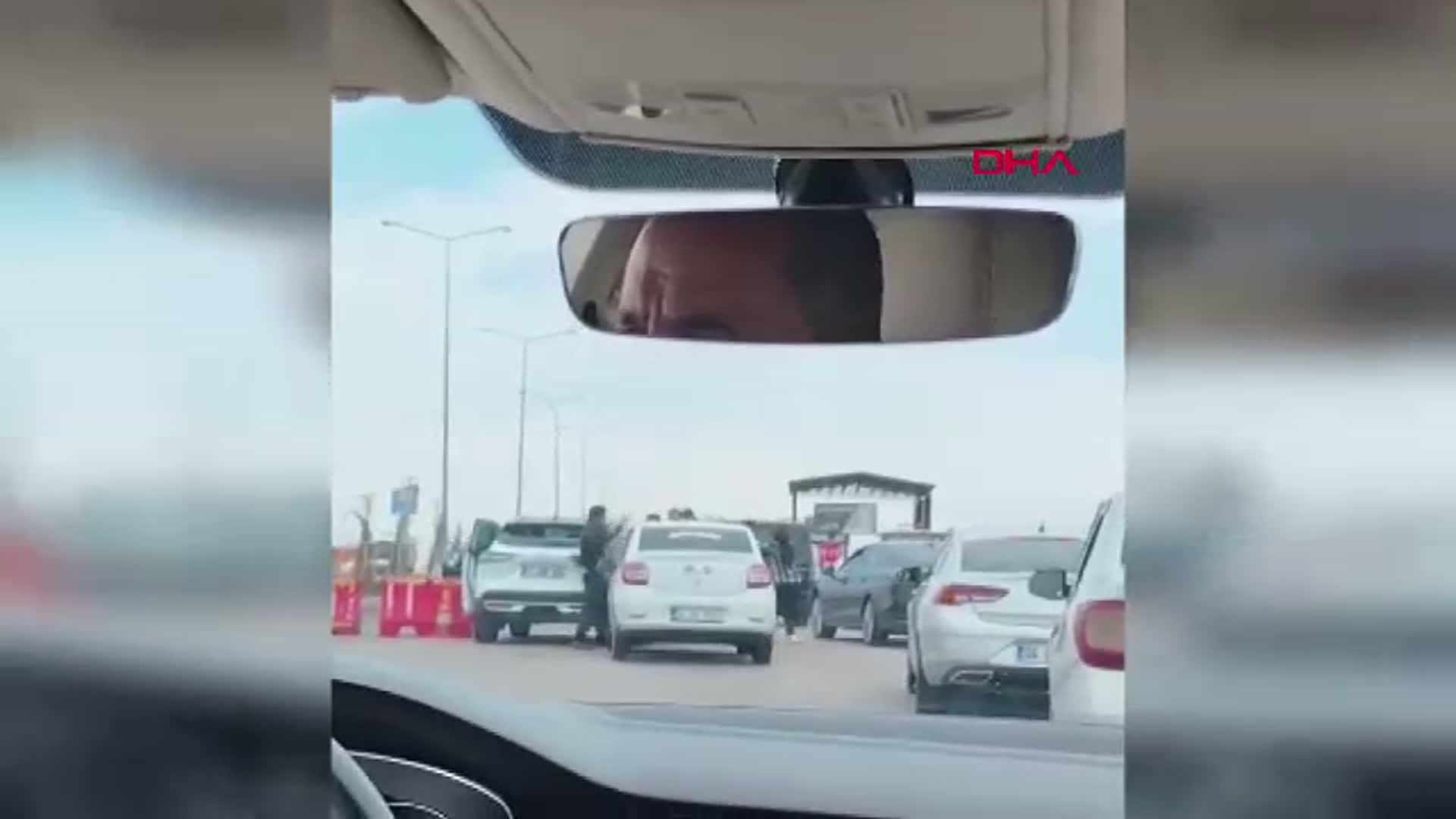 Diyarbakır'da Yol Verme Tartışması Sonrası Kavga Kameralara Yansıdı