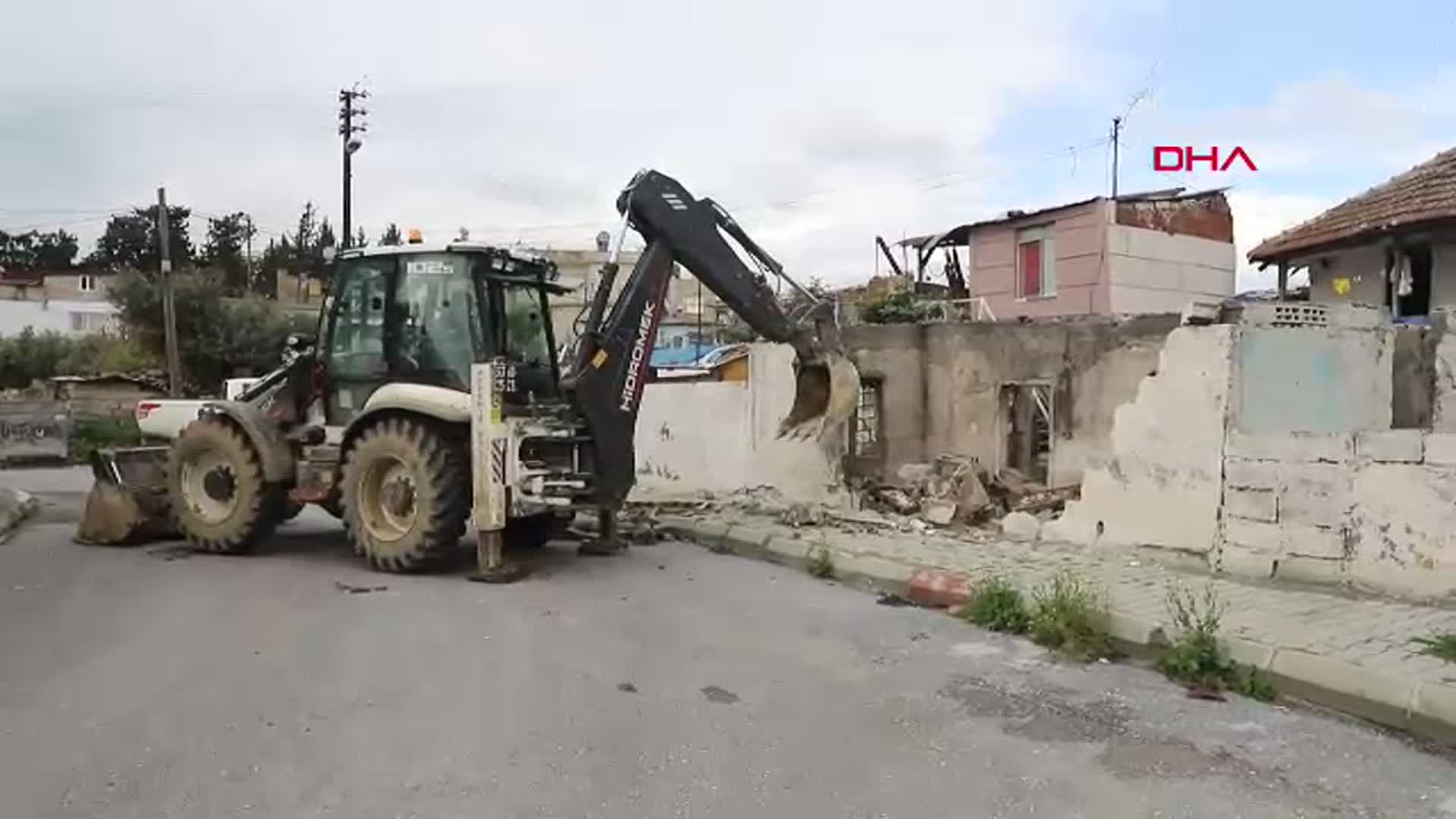 Mersin'de Tehlike Arz Eden Harabe Yapı Kontrollü Olarak Yıkıldı