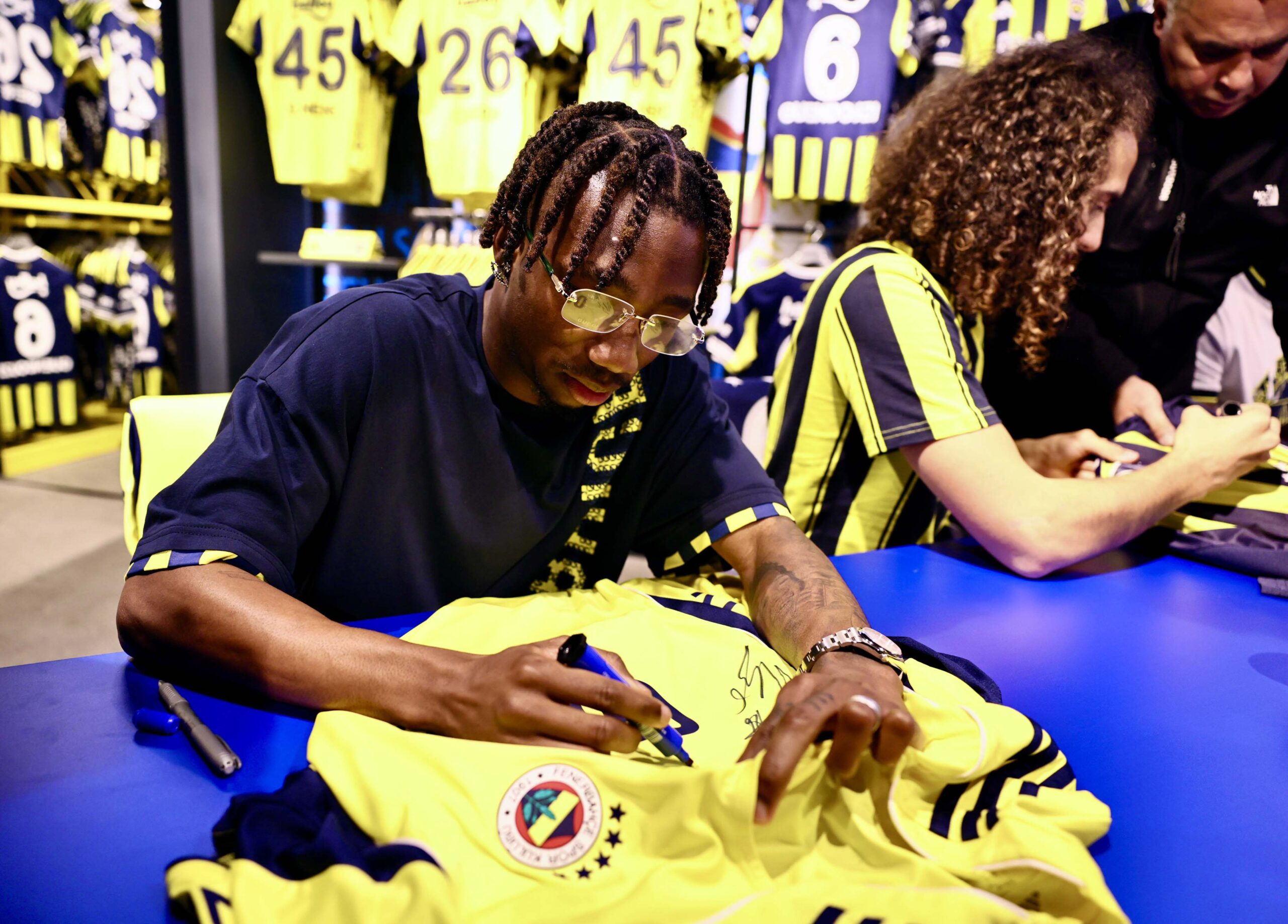 Fenerbahçe Futbolcuları Taraftarlarla Buluştu: İmza Günü Coşkusu