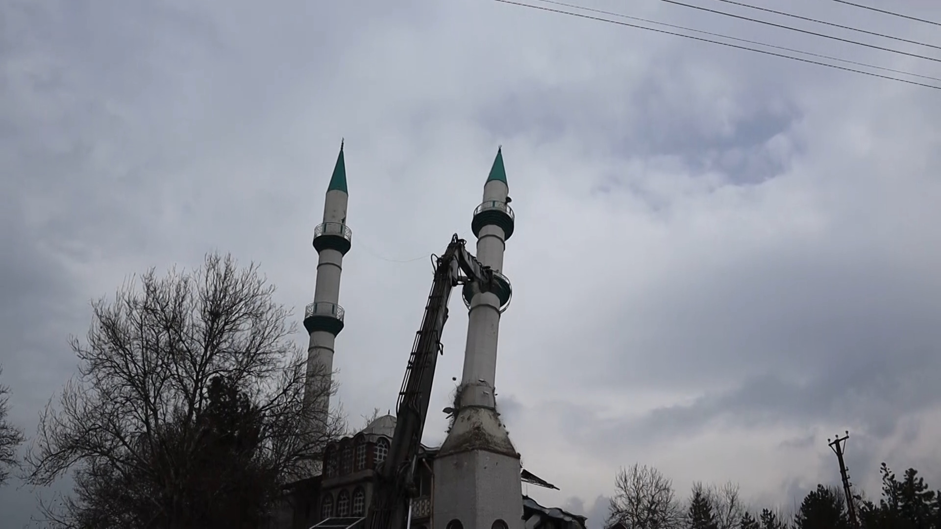 Hasar Alan 43 Yıllık Sanayi Camii Kontrollü Olarak Yıkıldı