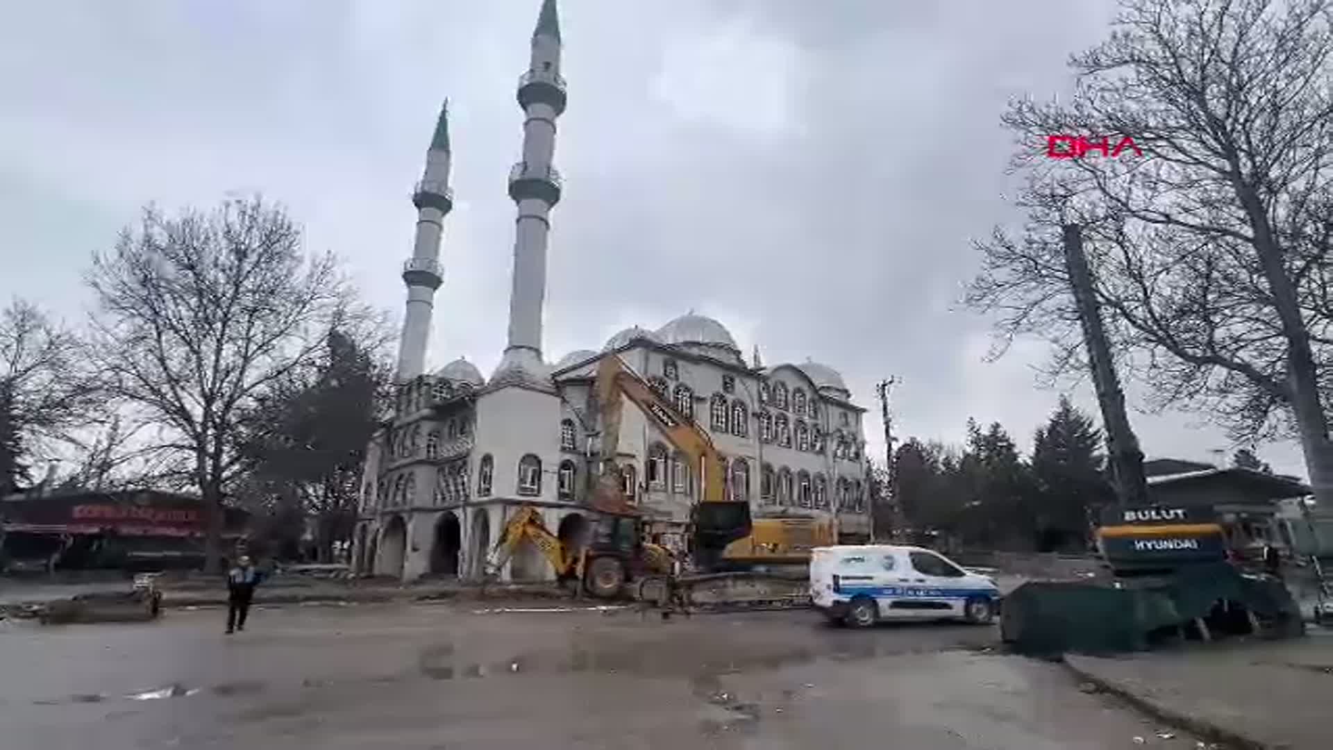 Malatya'da 43 Yıllık Cami Kontrollü Şekilde Yıkıldı