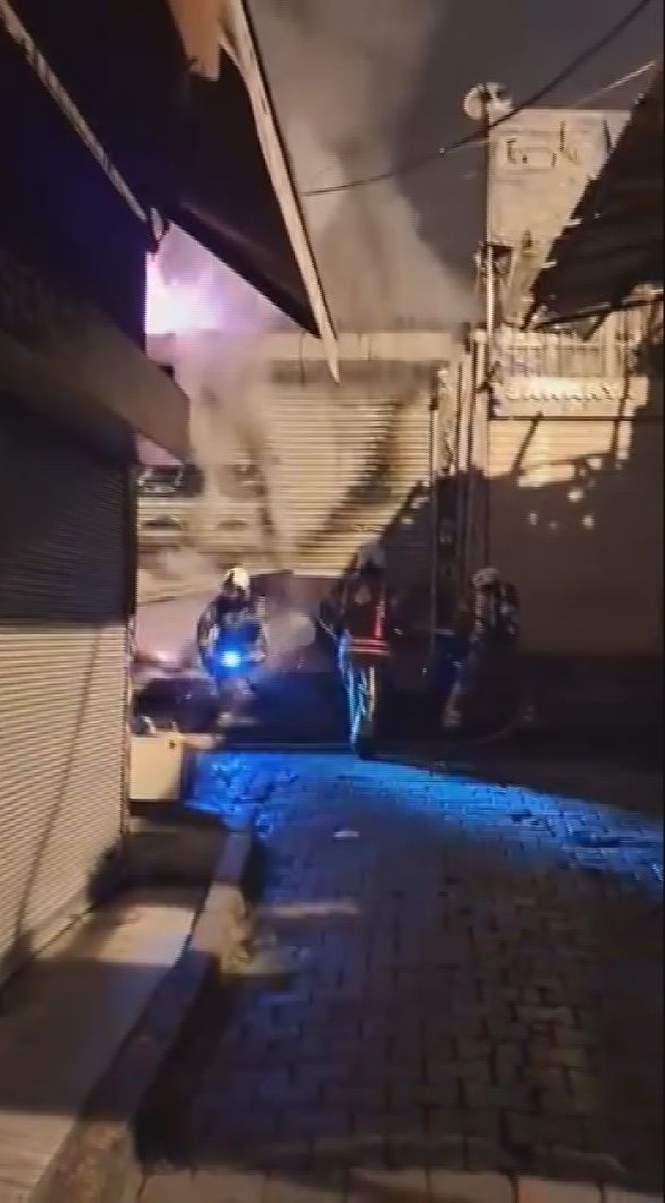 Beyoğlu'nda Tek Katlı İş Yeri Yangını: Alevler Kısa Sürede Büyüdü
