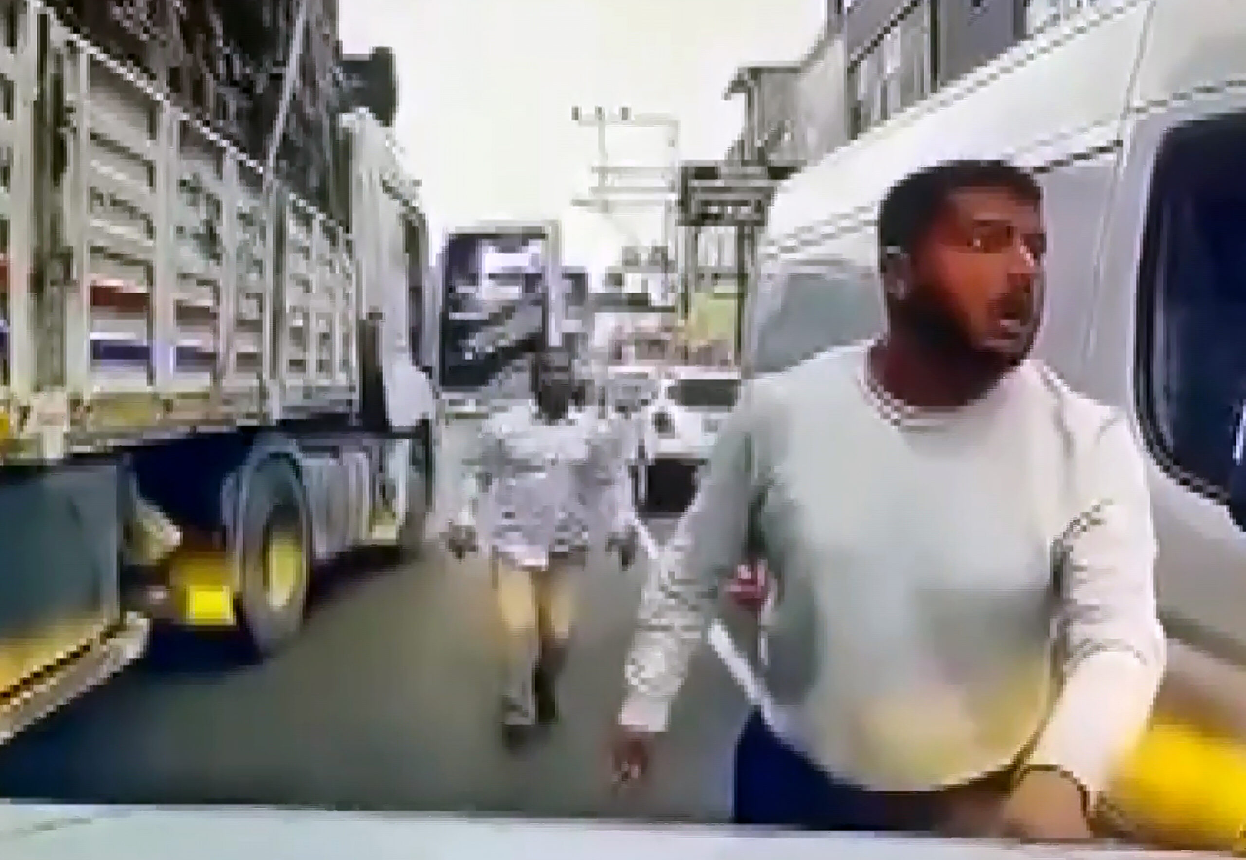 Adana'da TIR ile otomobil sürücüsüne saldıran baba-oğul tutuklandı
