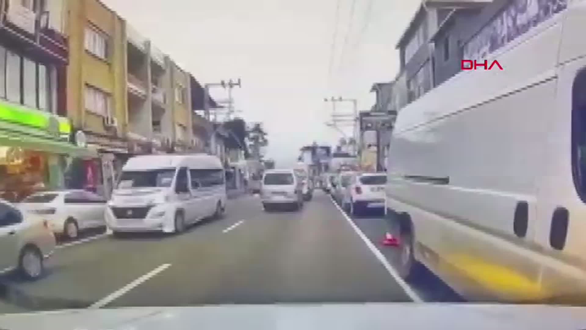 Adana'da TIR ile Otomobil Sürücüsünü Tehdit Eden Baba ve Oğul Tutuklandı