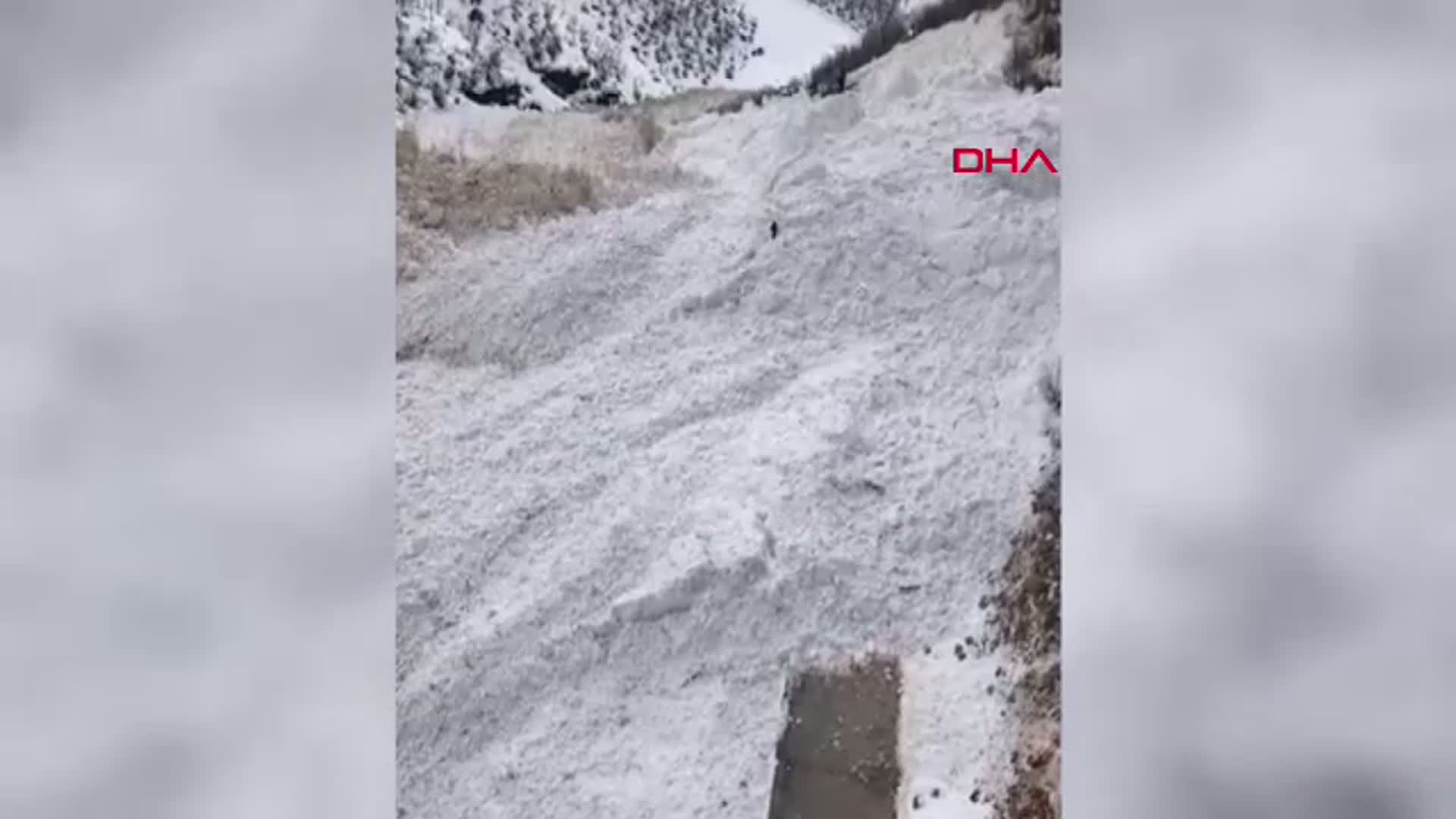 Beytüşşebap'ta Çığ Düşen Yol Yeniden Ulaşıma Açılmak İçin Çalışmalar Devam Ediyor