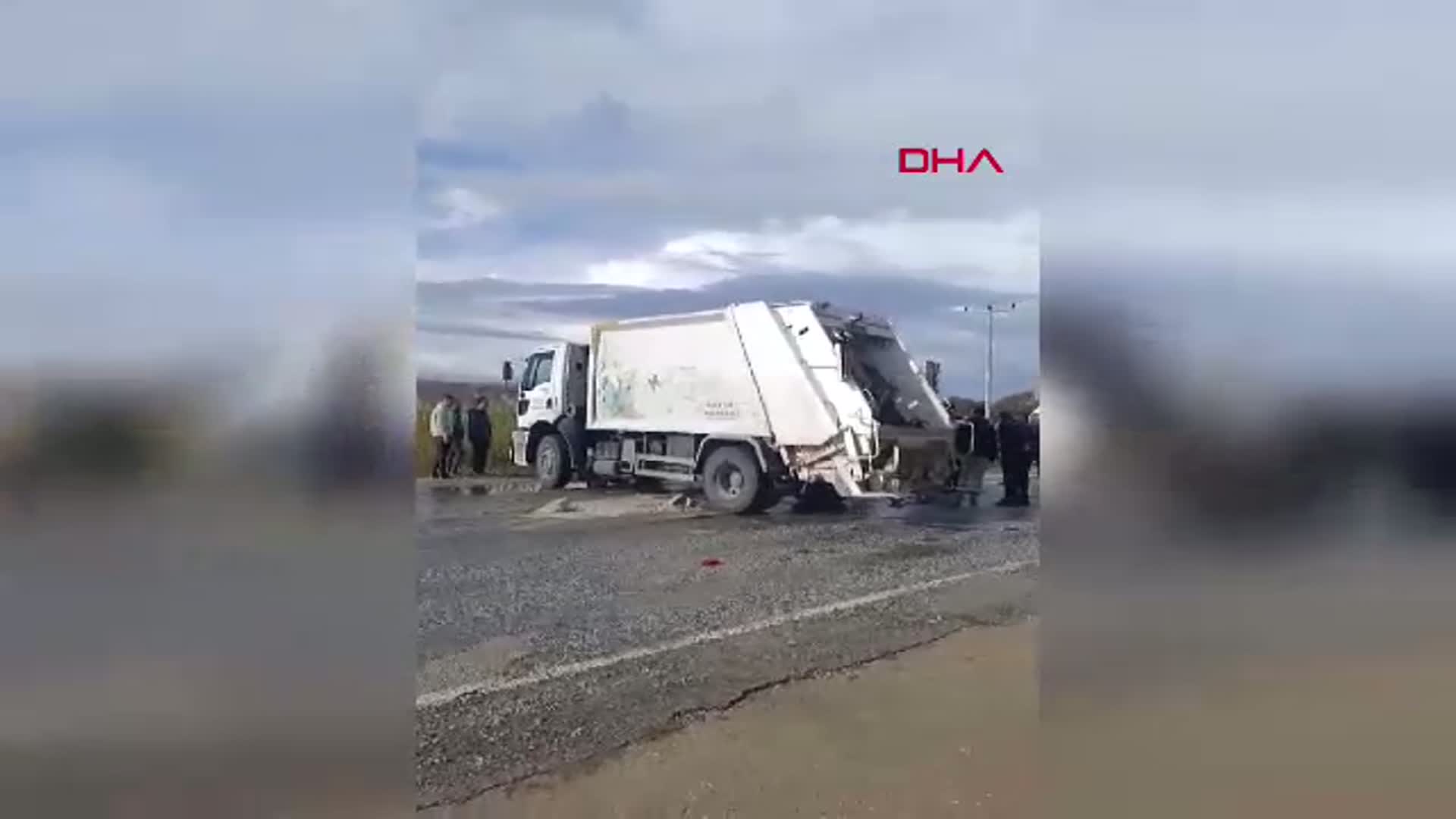 Antalya'da Feci Kaza: Belediye Araçları Çarpıştı, 7 Yaralı