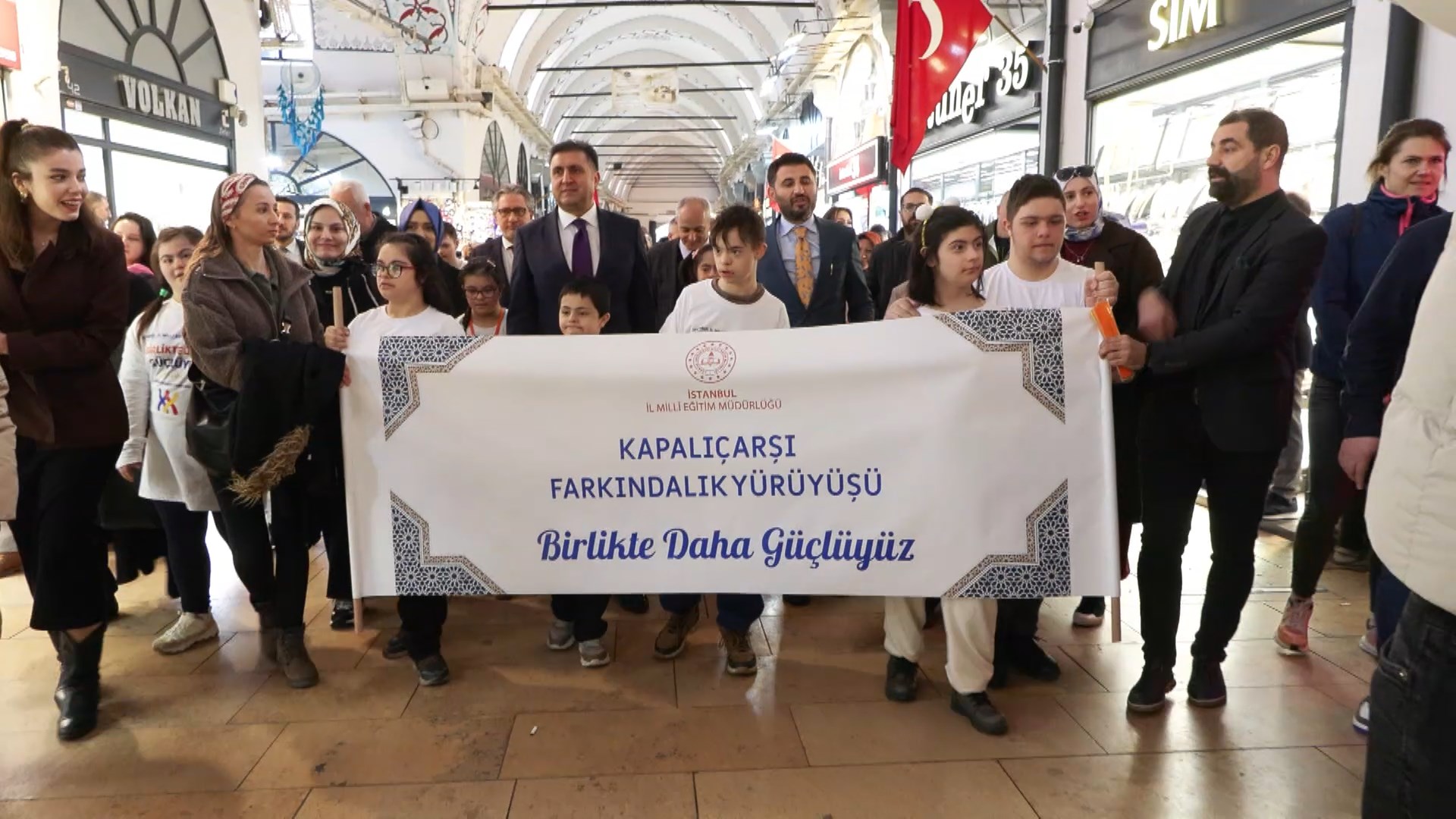 İstanbul'da Özel Gereksinimli Çocuklar İçin Farkındalık Yürüyüşü Düzenlendi
