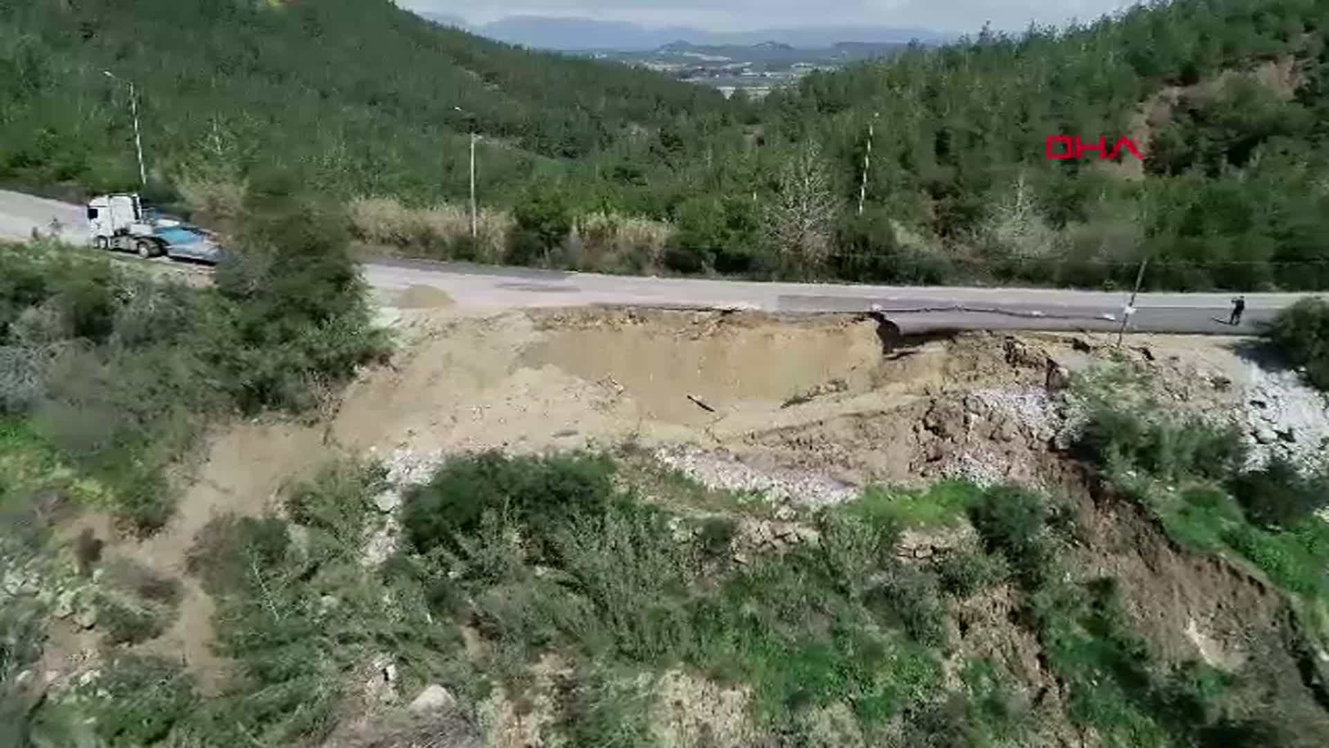 Adana'da Şiddetli Yağış Sonrası Yol Çöktü