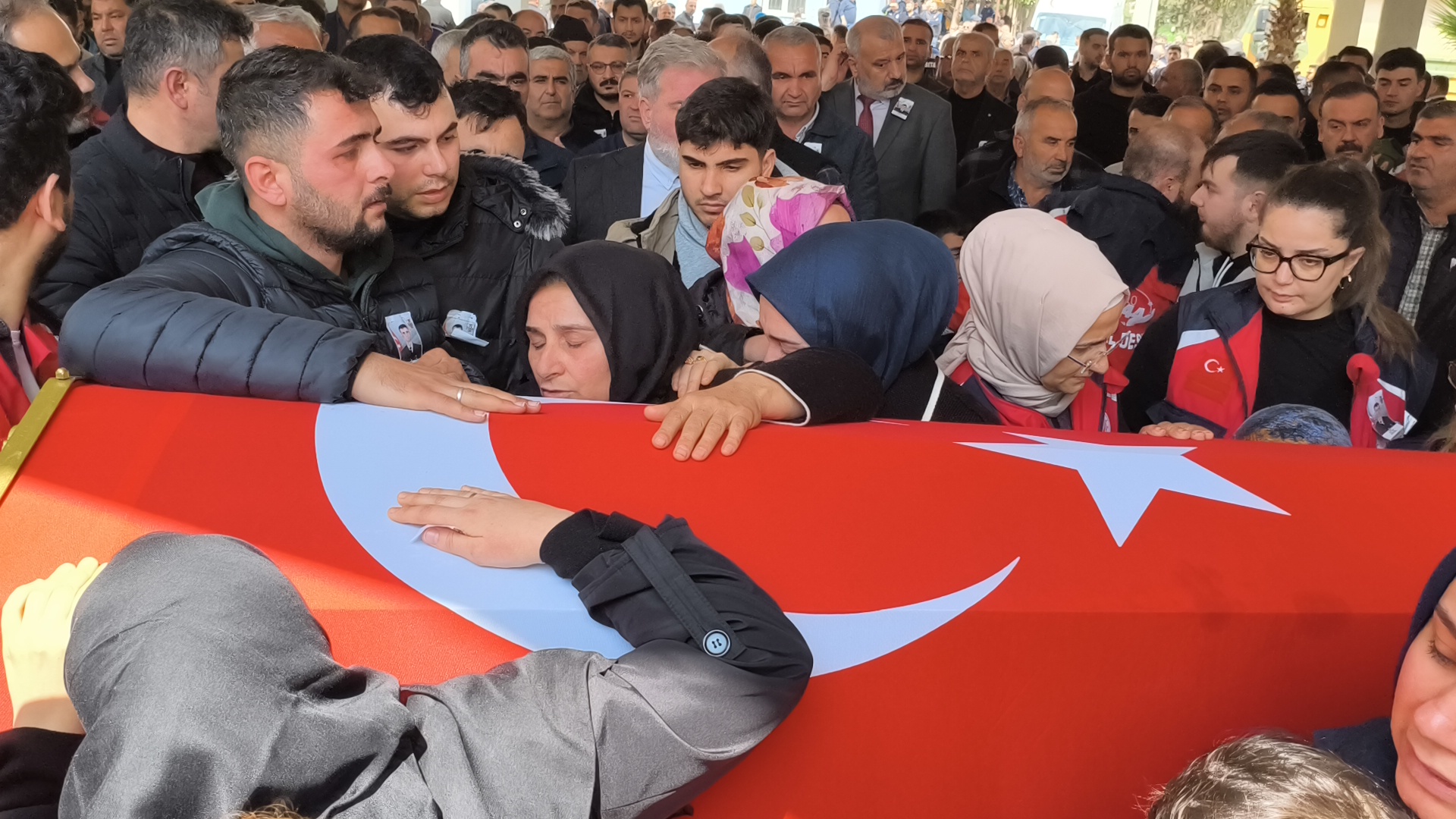 Kırıkhan'da Şehit Uzman Çavuş Yusuf Açay Son Yolculuğuna Uğurlandı