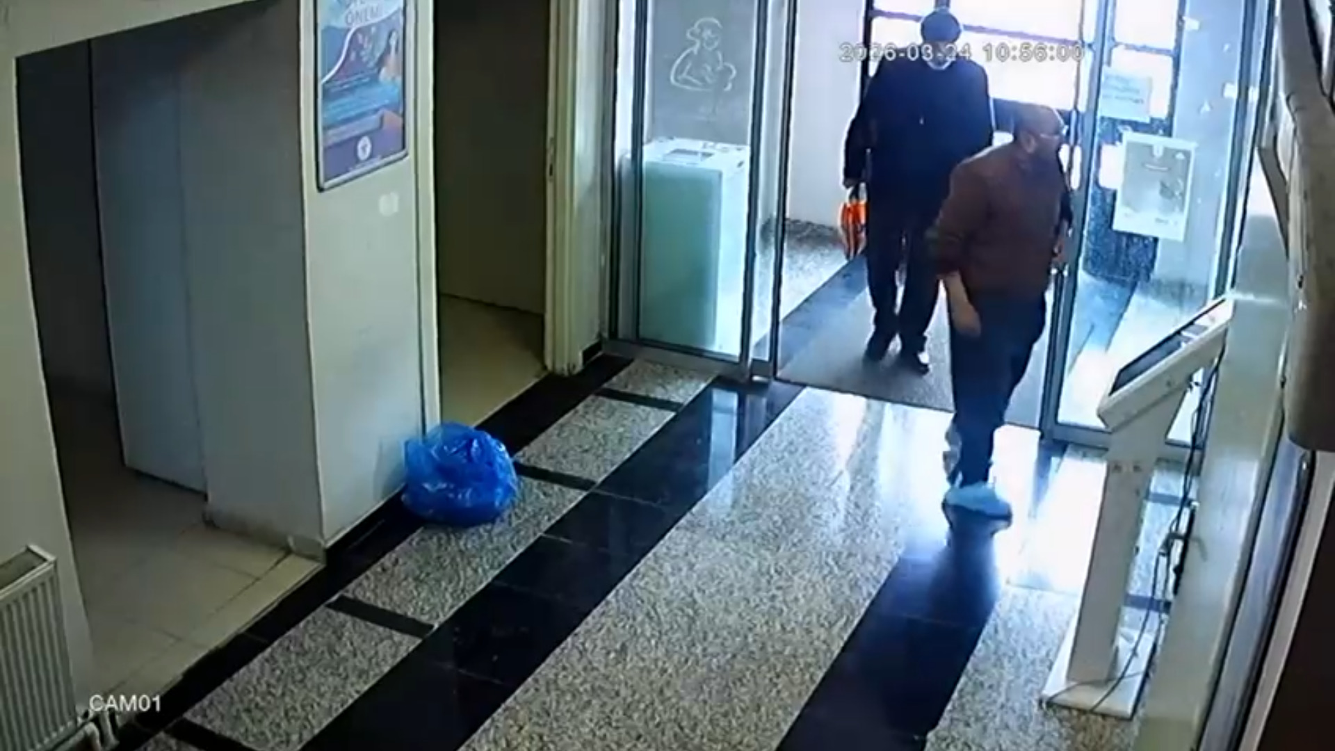 Sağlık Merkezine Saygıyla Girdi: Çamurlu Çizmelerini Çıkarıp Galoş Giydi