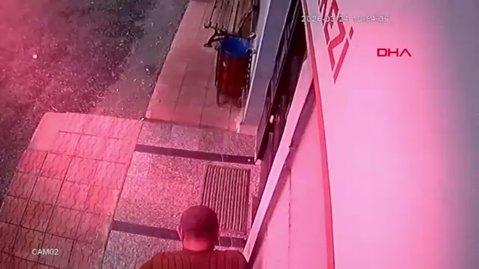 Malatya'da Saygı Dolu Bir Davranış: Çamurlu Çizmelerini Çıkarıp Galoşla Sağlık Merkezine Girdi