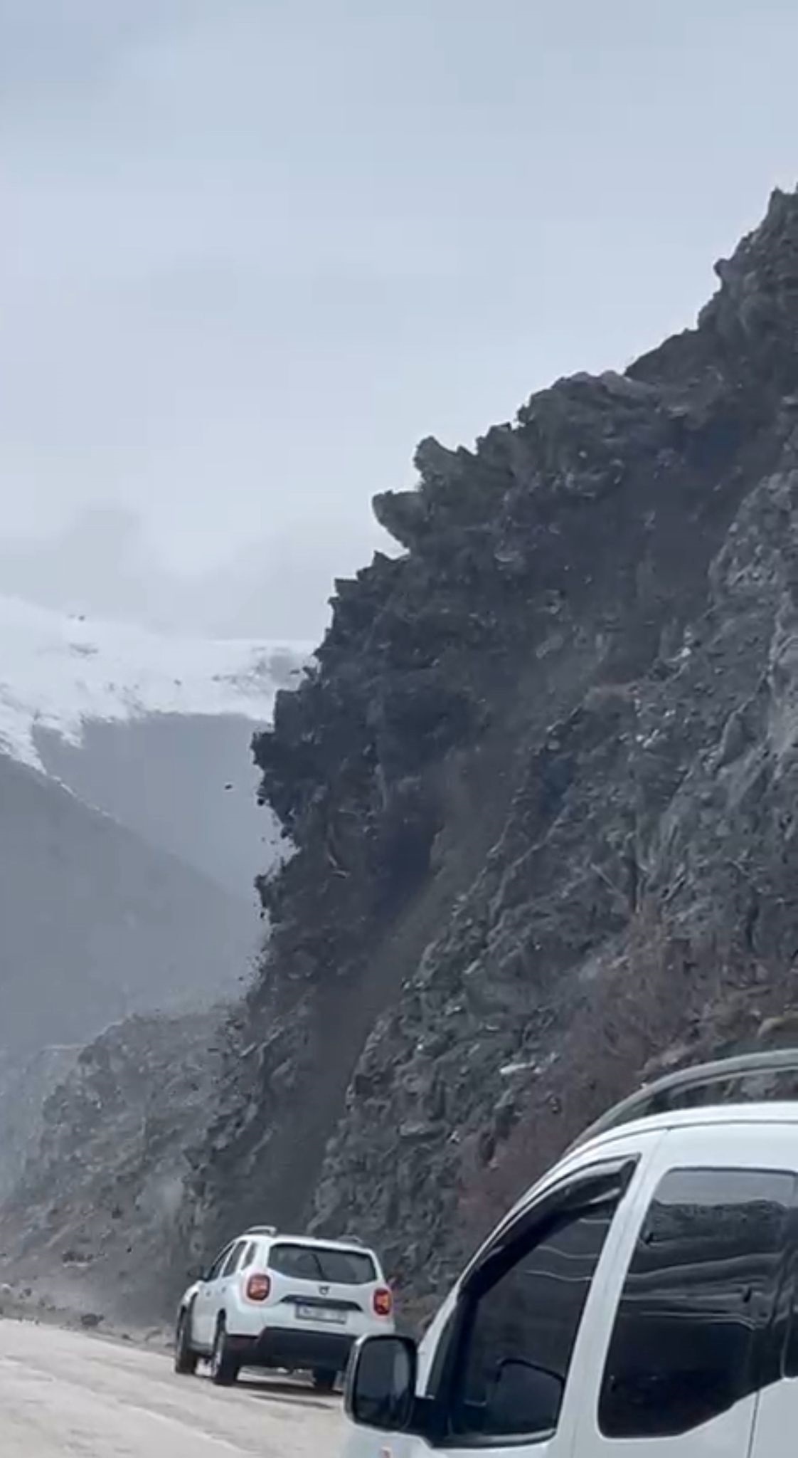 Yüksekova'da Heyelan Anları Anbean Görüntülendi