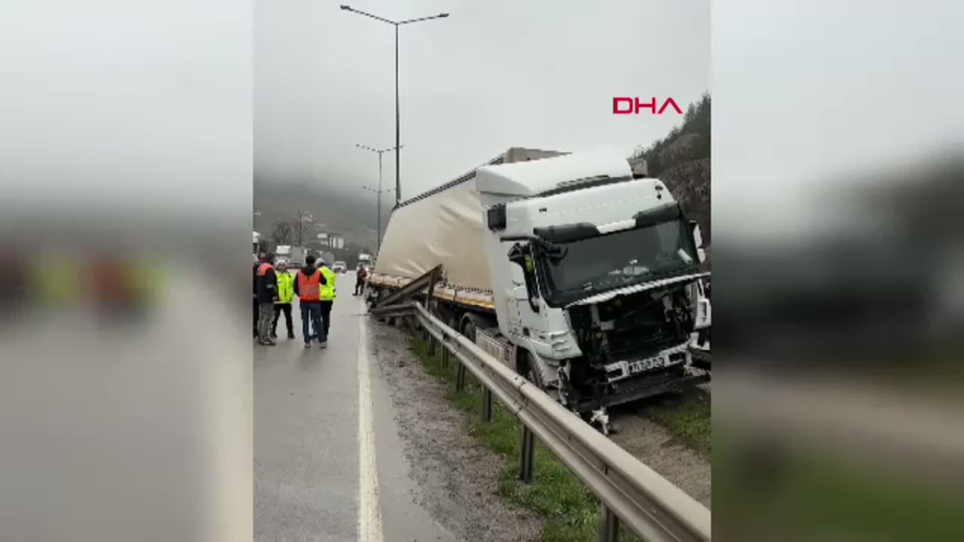 Samsun'da Park Halindeki TIR Refüje Çarptı