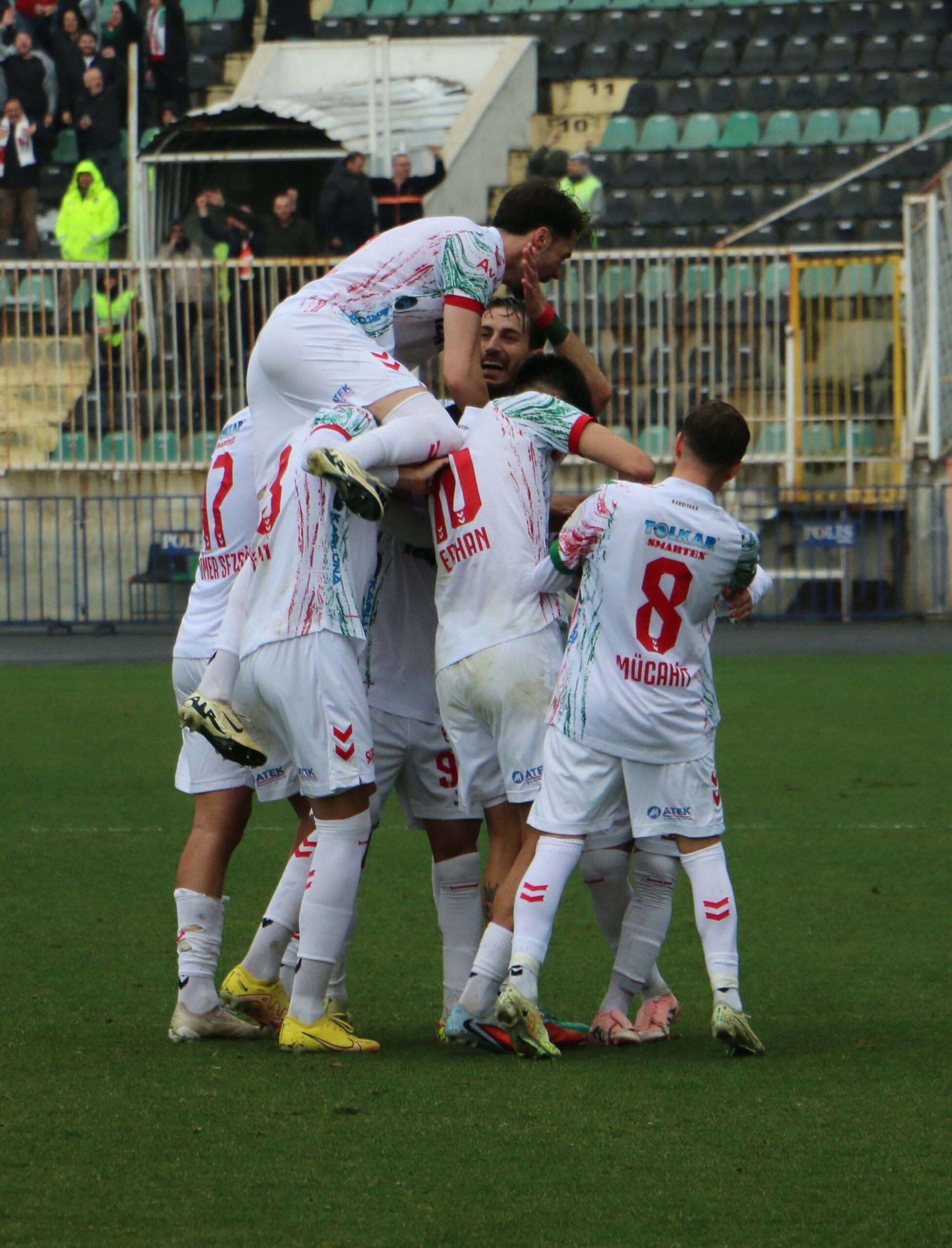 Karşıyaka'nın Fırtınası: Denizli İdmanyurdu'nu 5-0 Geçti